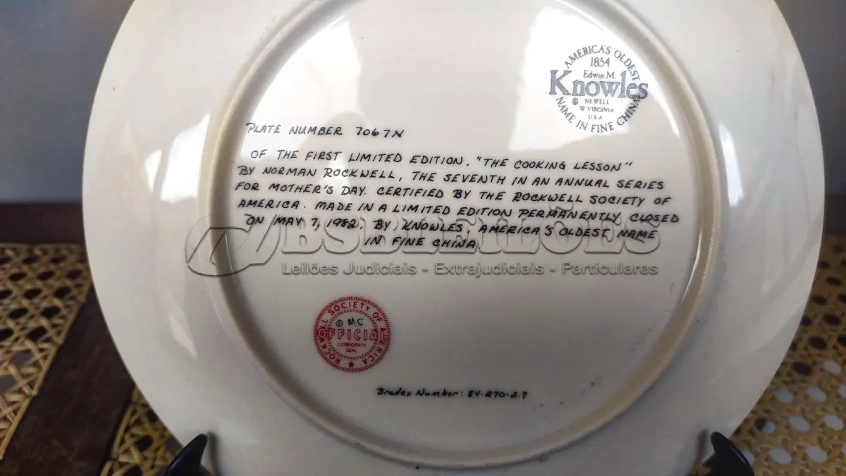 LOTE 179 - 01 PRATO DE NORMAN ROCKWELL PARA O DIA DAS MÃES DE 1982, "THE COOKING LESSON", DA PORCELANA FINA KNOWLES. O NÚMERO DO PRATO É 13025N , DA PRIMEIRA EDIÇÃO LIMITADA. O SÉTIMO DE UMA SÉRIE ANUAL PARA O DIA DAS MÃES. CERTIFICADO PELA ROCKWELL SOCIETY OF AMERICA. ESTE PRATO É UMA EDIÇÃO LIMITADA, PERMANENTEMENTE FECHADA, FEITA EM 7 DE MAIO DE 1982 PELA KNOWLES, A MARCA MAIS ANTIGA DA AMÉRICA EM PORCELANA FINA. O PRATO MEDE 21,8 CM DE DIÂMETRO E ESTÁ EM ÓTIMO ESTADO ITEM COMPRADO EM 2/10/1982 COM CERTIFICADO DE AUTENTICIDADE NOTAS E DOCUMENTOS DE COMPRA.  ITEM COMPRADO EM GARAGENS DE ANTIGUIDADES NOS EUA.SUPORTE PARA PRATO NÃO INCLUÍDO NESTA VENDA. (NO ESTADO) ATENÇÃO! FAZER A VISITAÇÃO ANTES DE ARREMATAR, NÃO SABEMOS SE FUNCIONA, LEILÃO NÃO TEM GARANTIA E NEM DEVOLUÇÃO, SUJEITO A POSSÍVEIS AVARIAS VISÍVEIS/OCULTAS E/OU AUSÊNCIA DE COMPONENTES.