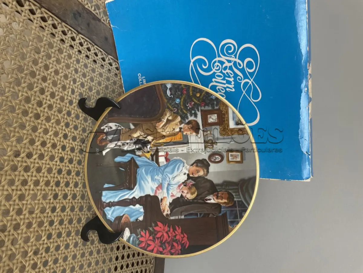 LOTE 309 - 01 SÉRIE NATAL DE CINTILANTES APRESENTANDO CENAS NOSTÁLGICAS DE UMA ERA PASSADA POR MARVIN CANTAR CANÇOES  DE NATAL RGING EDIÇÃO LIMITADA DE 1981 PRATO DE NUMERO 382/5000 SOLUCIONÁVEIS FEITO NOS EUA COLECIONÁVEIS OKERN 1981,PRATO COLECIONÁVEL DE 20 CM APRESENTA O NATAL DE ONTEM DA KERN EM UMA LINDA COR VERMELHA E É FEITO DE CERÂMICA E PORCELANA. É UMA PEÇA PÓS-1940 E INCLUI O ICÔNICO DESIGN DE CANÇÕES NATALINAS CANTADAS. ESTE ITEM É PERFEITO PARA QUALQUER COLECIONADOR OU FÃ DE DECORAÇÃO VINTAGE.EM EXCELENTE ESTADO, POSSUI A CAIXA ORIGINAL E OS DOCUMENTOS. O SUPORTE DO PRATO NÃO ESTÁ INCLUÍDO. PEÇA COMPRADA EM GARAGEM DE ANTIGUIDADES NOS EUA. SUPORTE PARA PRATO NÃO INCLUÍDO NESTA VENDA. (NO ESTADO) ATENÇÃO! FAZER A VISITAÇÃO ANTES DE ARREMATAR, NÃO SABEMOS SE FUNCIONA, LEILÃO NÃO TEM GARANTIA E NEM DEVOLUÇÃO, SUJEITO A POSSÍVEIS AVARIAS VISÍVEIS/OCULTAS E/OU AUSÊNCIA DE COMPONENTES.