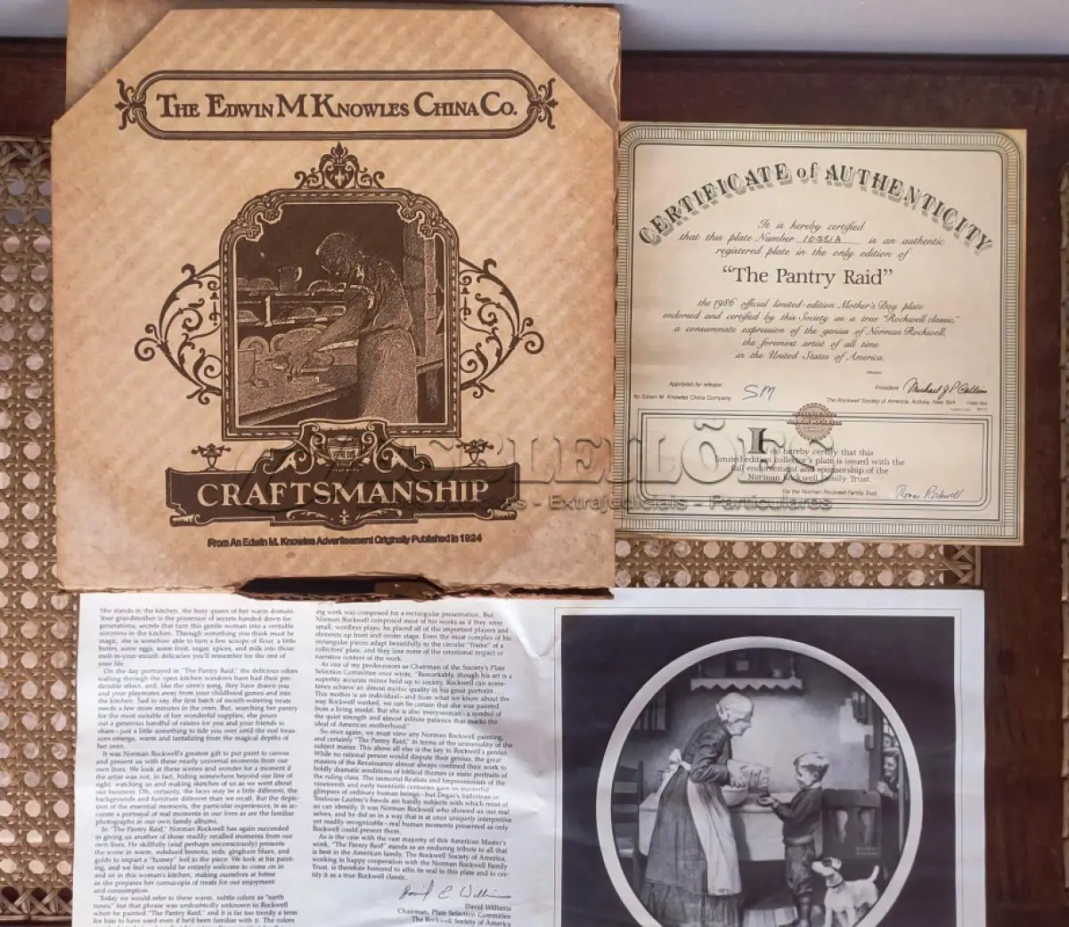 LOTE 337 - 01 PRATO NORMAN  DIA DAS MÃES 1986 THE PANTRY RAID DÉCIMO PRIMEIRO EM UMA SÉRIE ANUAL DECORATIVO.PRATO EDWIN M KNOWLES NORMAN ROCKWELL, COLECIONÁVEL EM PERFEITO ESTADO, COM FOLHETO E  CERTIFICADO E EMBALAGEM ORIGINAL. CERTIFICA-SE QUE ESTE PRATO, NÚMERO 18004 10581A, É UM PRATO AUTÊNTICO REGISTRADO NA ÚNICA EDIÇÃO DE "THE PANTRY RAID","EM PORTUGUES (A INVASÃO À DESPENSA). O PRATO OFICIAL DE EDIÇÃO LIMITADA DO DIA DAS MÃES DE 1986, COM 21,5 CENTIMETROS DE DIAMETRO ENDOSSADO E CERTIFICADO POR ESTA SOCIEDADE COMO UM VERDADEIRO "CLÁSSICO DE ROCKWELL", UMA EXPRESSÃO CONSUMADA DA GENIALIDADE DE NORMAN ROCKWELL, O MAIOR ARTISTA DE TODOS OS TEMPOS NOS ESTADOS UNIDOS DA AMÉRICA.PEÇA COMPRADA EM GARAGEM DE ANTIGUIDADES NOS EUA. SUPORTE PARA PRATO NÃO INCLUÍDO NESTA VENDA." . (NO ESTADO) ATENÇÃO! FAZER A VISITAÇÃO ANTES DE ARREMATAR, NÃO SABEMOS SE FUNCIONA, LEILÃO NÃO TEM GARANTIA E NEM DEVOLUÇÃO, SUJEITO A POSSÍVEIS AVARIAS VISÍVEIS/OCULTAS E/OU AUSÊNCIA DE COMPONENTES.
