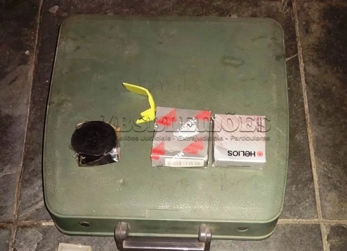 LOTE 430 - 01 MÁQUINA DE ESCREVER ANTIGA FUNCIONANDO PERFEITAMENTE. (NO ESTADO) ATENÇÃO! FAZER A VISITAÇÃO ANTES DE ARREMATAR, NÃO SABEMOS SE FUNCIONA, LEILÃO NÃO TEM GARANTIA E NEM DEVOLUÇÃO, SUJEITO A POSSÍVEIS AVARIAS VISÍVEIS/OCULTAS E/OU AUSÊNCIA DE COMPONENTES.