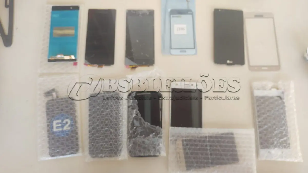 LOTE 358 - 01 LOTE COM TELAS DE CELULAR. (NO ESTADO) ATENÇÃO! FAZER A VISITAÇÃO ANTES DE ARREMATAR, NÃO SABEMOS SE FUNCIONA, LEILÃO NÃO TEM GARANTIA E NEM DEVOLUÇÃO, SUJEITO A POSSÍVEIS AVARIAS VISÍVEIS/OCULTAS E/OU AUSÊNCIA DE COMPONENTES.
