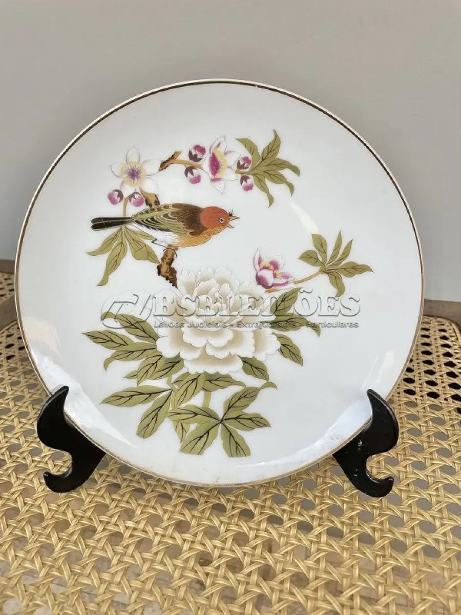 LOTE 171 - 01 RARO PRATO IMPORTADO - "JARDIM CHINÊS" COM PÁSSARO E FLORES - FABRICADO NO JAPÃO NA DÉCADA DE 70. COM 19 CM DE DIÂMETRO, COM DESIGN ORIGINAL DO SHAFFORD JAPAN CHINESE GARDEN TORNANDO ESTE PRATO UMA ÓTIMA OPÇÃO DE PRESENTE OU UM BELO ITEM PARA COLECIONADORES. SUPORTE DO PRATO NÃO ESTÁ INCLUÍDO. ITEM COMPRADO EM GARAGENS DE ANTIGUIDADES NOS EUA. (NO ESTADO) ATENÇÃO! FAZER A VISITAÇÃO ANTES DE ARREMATAR, NÃO SABEMOS SE FUNCIONA, LEILÃO NÃO TEM GARANTIA E NEM DEVOLUÇÃO, SUJEITO A POSSÍVEIS AVARIAS VISÍVEIS/OCULTAS E/OU AUSÊNCIA DE COMPONENTES.