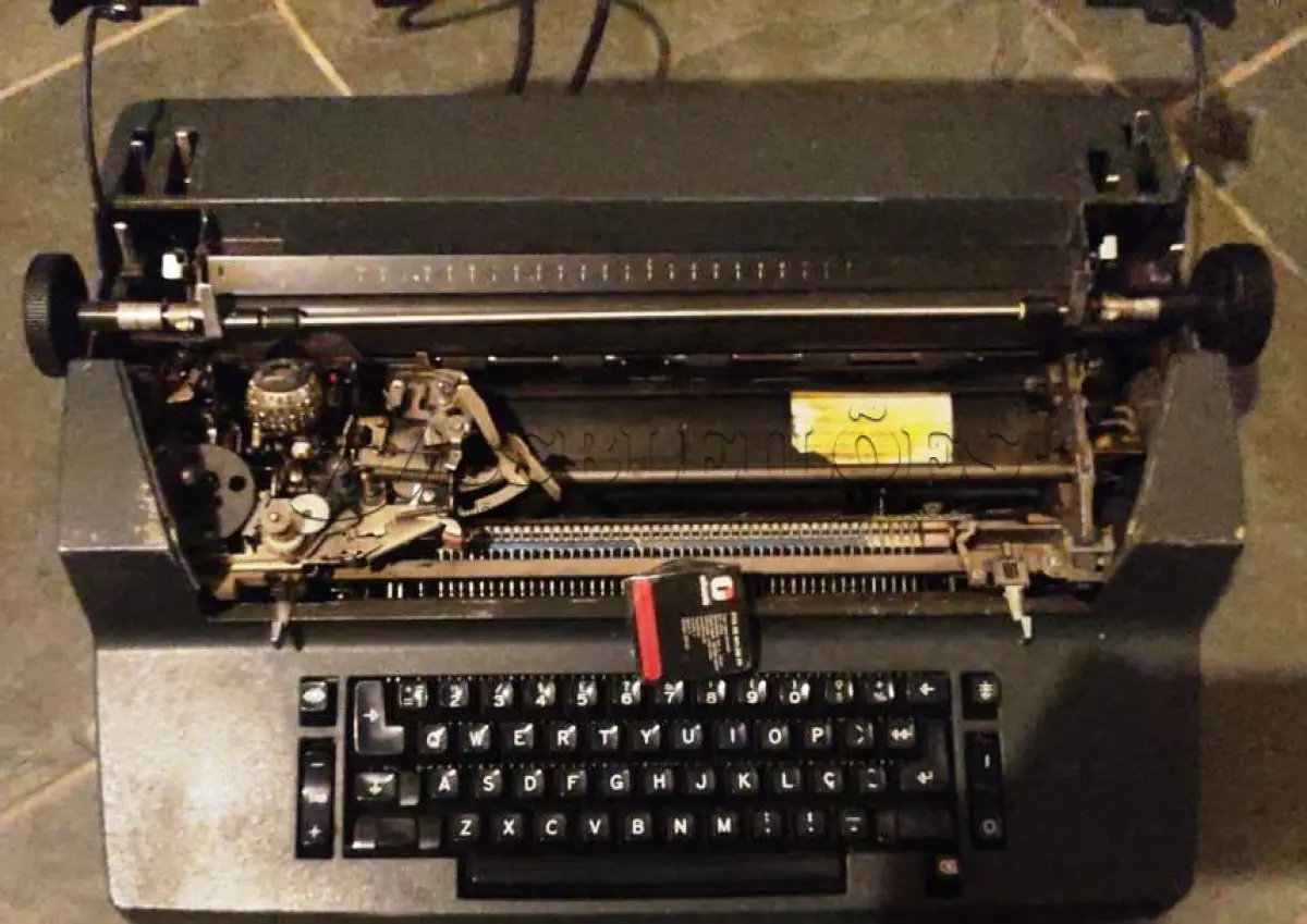 LOTE 433 - 01 MÁQUINA DE ESCREVER IBM FUNCIONANDO PERFEITAMENTE. (NO ESTADO) ATENÇÃO! FAZER A VISITAÇÃO ANTES DE ARREMATAR, NÃO SABEMOS SE FUNCIONA, LEILÃO NÃO TEM GARANTIA E NEM DEVOLUÇÃO, SUJEITO A POSSÍVEIS AVARIAS VISÍVEIS/OCULTAS E/OU AUSÊNCIA DE COMPONENTES.