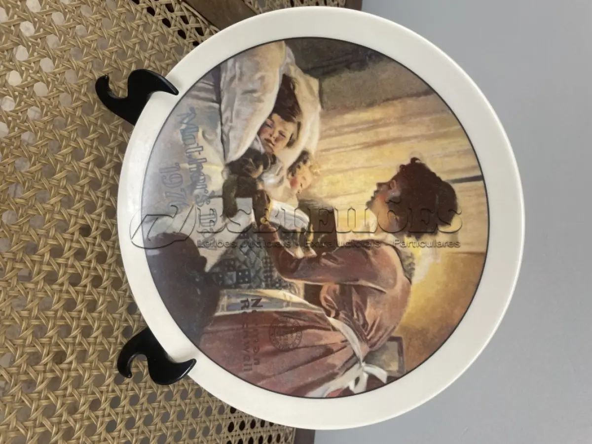 LOTE 306 - 01 RARO PRATO DA PRIMEIRA EDIÇÃO LIMITADA DE NORMAN ROCKWELL KNOWLES MOTHER'S DAY 1976 COLLECTOR PLATE A MOTHER’S LOVE. PRATO DE COLECIONADOR NORMAN ROCKWELL KNOWLES PARA O DIA DAS MÃES DE 1976, "A MOTHER'S LOVE" " EM PORTUGUES AMOR DE MÃE" NÚMERO DO PRATO: 2258-A. COM 21,5 CM DE DIÂMETRO  LANÇADO EM 7 MAIO DE  1976.E LOGO FOI FECHADO A FABRICAÇÃO DA MESMA. EM EXCELENTE ESTADO, POSSUI A CAIXA ORIGINAL E OS DOCUMENTOS. O SUPORTE DO PRATO NÃO ESTÁ INCLUÍDO. PEÇA COMPRADA EM GARAGEM DE ANTIGUIDADES NOS EUA. SUPORTE PARA PRATO NÃO INCLUÍDO NESTA VENDA. (NO ESTADO) ATENÇÃO! FAZER A VISITAÇÃO ANTES DE ARREMATAR, NÃO SABEMOS SE FUNCIONA, LEILÃO NÃO TEM GARANTIA E NEM DEVOLUÇÃO, SUJEITO A POSSÍVEIS AVARIAS VISÍVEIS/OCULTAS E/OU AUSÊNCIA DE COMPONENTES.