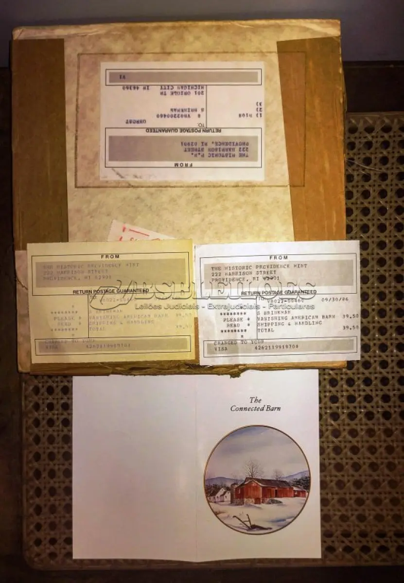 LOTE 307 - 01 RARO PRATO PORCELANA DA COLEÇÃO CELEIROS AMERICANOS EM EXTINÇÃO FRANCISCANA DA HISTORIC PROVIDENCE MINT WORLD PREMIER FIRST EDITION, DE 1983, DA SÉRIE THE VANISHING AMERICAN BARN, DA HARRIS HIEN, A SEGUNDA EDIÇÃO DA SÉRIE, INTITULADA "CONNECTED BARN". EM PORTUGUES “CELEIRO CONECTADO” O PRATO APRESENTA UMA REPRESENTAÇÃO ÚNICA, DETALHADA E COLORIDA DE UM TIPO DE CELEIRO AMERICANO, SITUADO EM UM CENÁRIO DE FAZENDA DE DIFERENTES REGIÕES DO PAÍS, COM DETALHES DOURADOS NA BORDA. ESTAMPADAS NA PARTE INFERIOR COM O NOME DA SÉRIE, TÍTULO, ASSINATURA IMPRESSA DO ARTISTA E A MARCA THE HISTORIC PROVIDENCE MINT, E MEDEM APROXIMADAMENTE 21,8 CM DE DIÂMETRO. EM EXCELENTE ESTADO, POSSUI A CAIXA ORIGINAL E OS DOCUMENTOS. O SUPORTE DO PRATO NÃO ESTÁ INCLUÍDO. PEÇA COMPRADA EM GARAGEM DE ANTIGUIDADES NOS EUA. SUPORTE PARA PRATO NÃO INCLUÍDO NESTA VENDA. (NO ESTADO) ATENÇÃO! FAZER A VISITAÇÃO ANTES DE ARREMATAR, NÃO SABEMOS SE FUNCIONA, LEILÃO NÃO TEM GARANTIA E NEM DEVOLUÇÃO, SUJEITO A POSSÍVEIS AVARIAS VISÍVEIS/OCULTAS E/OU AUSÊNCIA DE COMPONENTES.