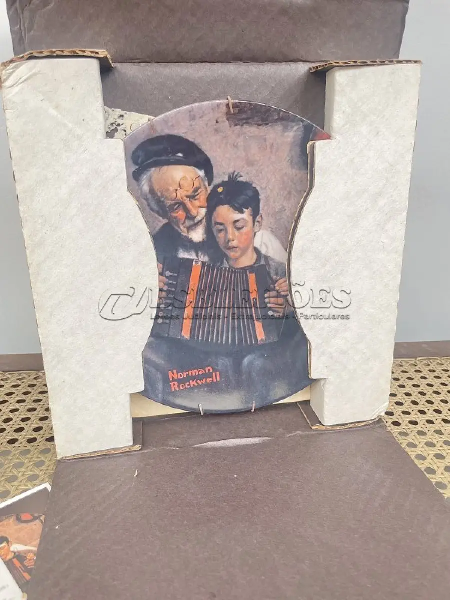 LOTE 272 - 01 RARO PRATO VINTAGE DE COLECIONADOR APRESENTA A ICÔNICA PINTURA DE NORMAN ROCKWELL, "THE MUSIC MAKER". COM 21 CM DE DIÂMETRO, E É FEITO DE PORCELANA. O PRATO FAZ PARTE DA FRANQUIA "KNOWLES" DE EDIÇÃO LIMITADA E PERTENCE À LINHA DE PRODUTOS "EARLY AMERICAN PRESCUT/EAPC".O PRATO É DECORADO COM UM PADRÃO RÚSTICO E APRESENTA UMA IMAGEM COLORIDA DE UM HOMEM TOCANDO UM INSTRUMENTO MUSICAL. FOI PRODUZIDO COM A TÉCNICA DE CERÂMICA E FABRICADO NOS ESTADOS UNIDOS NO FINAL DO SÉCULO XX (1970-1999). ESTE PRATO DECORATIVO É PERFEITO PARA TODAS AS OCASIÕES E SERIA UM ÓTIMO COMPLEMENTO PARA QUALQUER COLEÇÃO. NÚMERO DA PLACA: 23765AP.COMPRADAS EM LOJAS DE ANTIGUIDADES DOS EUA NA DATA DE 13/05/1981.COM NOTA DE COMPRA DA EPOCA E TODOS OS DOCUMENTOS INCLUSOS.O SUPORTE DO PRATO NÃO ESTÁ INCLUÍDO. (NO ESTADO) ATENÇÃO! FAZER A VISITAÇÃO ANTES DE ARREMATAR, NÃO SABEMOS SE FUNCIONA, LEILÃO NÃO TEM GARANTIA E NEM DEVOLUÇÃO, SUJEITO A POSSÍVEIS AVARIAS VISÍVEIS/OCULTAS E/OU AUSÊNCIA DE COMPONENTES.