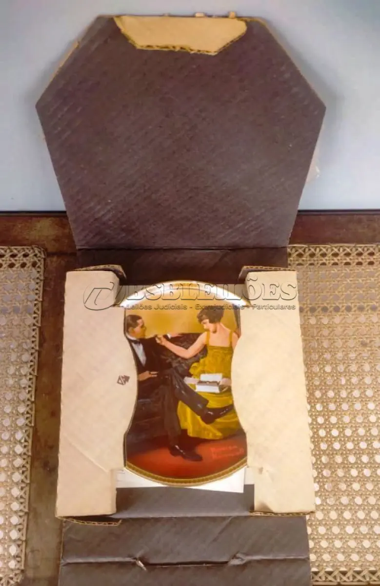 LOTE 323 - 01 LINDO PRATO VINTAGE NORMAN ROCKWELL,NORMAN ROCKWELL, "FLIRTING IN THE PARLOUR" MULHERES REDESCOBERTAS,POR NORMAN ROCKWELL,OITAVA EDIÇÃO DA COLEÇÃO REDISCOVERED WOMEN DA ROCKWELL, 1983 NA CAIXA ORIGINAL COM CERTIFICADO DE AUTENTICIDADE,FOLHETOS E DOCUMENTOS DA ÉPOCA. NÚMERO DO PRATO 1443I DE EDWIN KNOWLES NÚMERO BREITAX 84- R70 4-8. COM 21,5 CM DE DIÂMETRO, COMPRADO E, 23/07/1983. O SUPORTE DO PRATO NÃO ESTÁ INCLUÍDO. PEÇA COMPRADA EM GARAGEM DE ANTIGUIDADES NOS EUA. COM CAIXA E CERTIFICADO DE AUTENTICIDADE ORIGINAL. SUPORTE PARA PRATO NÃO INCLUÍDO NESTA VENDA. (NO ESTADO) ATENÇÃO! FAZER A VISITAÇÃO ANTES DE ARREMATAR, NÃO SABEMOS SE FUNCIONA, LEILÃO NÃO TEM GARANTIA E NEM DEVOLUÇÃO, SUJEITO A POSSÍVEIS AVARIAS VISÍVEIS/OCULTAS E/OU AUSÊNCIA DE COMPONENTES.