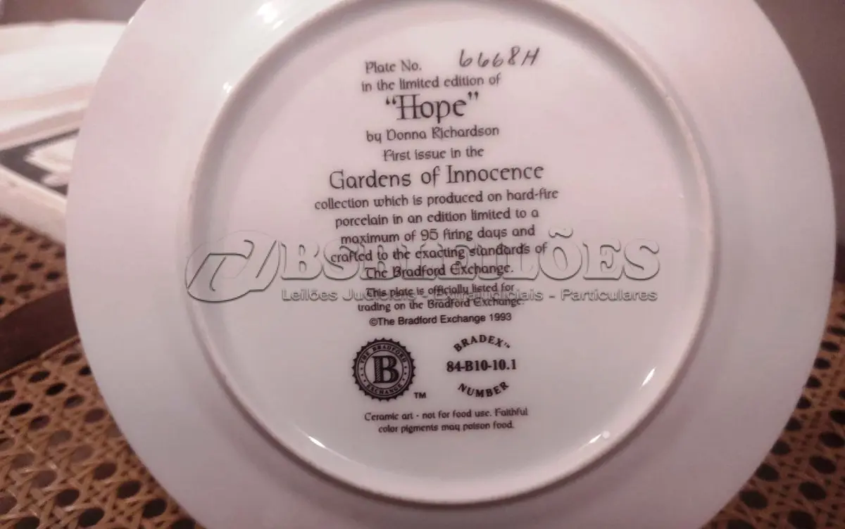 LOTE 291 - 01PRATO IMPECÁVEL E RARO IMPECÁVEL GARDENS OF INNOCENCE DONNA RICHARDSON HOPE É A EDIÇÃO 1 DA SÉRIE DE 8 PLACAS PARA COLECIONADORES, GARDEN OF INNOCENCE, DE DONNA RICHARDSON PARA A BRADFORD EXCHANGE DE 1993. ESTA SÉRIE, GARDEN OF INNOCENCE, REÚNE CRIANÇAS ANGELICAIS EM UM CENÁRIO DE JARDIM ONÍRICO. CADA PLACA POSSUI UMA BORDA TRIPLA DE TAPEÇARIA E DESIGN EM ÔNIX. PEÇA VINTAGE COLACIONÁVEL 2ª EDIÇÃO BRADFORD EXCHANGE. SAFRA 1993. EDIÇÃO LIMITADA. PLACA NUMERADA. .COM 20 CM DE DIÂMETRO COM UMA FAIXA EM OURO 22K, HOPE TEM DURAÇÃO LIMITADA A 95 DIAS DE QUEIMA DE ESTOQUE E LOGO FOI FECHADA A FABRICAÇÃO DA MESMA. NA EMBALAGEM ORIGINAL DE ISOPOR COM CERTIFICADO E FOLHETO DA ÉPOCA. (NO ESTADO) ATENÇÃO! FAZER A VISITAÇÃO ANTES DE ARREMATAR, NÃO SABEMOS SE FUNCIONA, LEILÃO NÃO TEM GARANTIA E NEM DEVOLUÇÃO, SUJEITO A POSSÍVEIS AVARIAS VISÍVEIS/OCULTAS E/OU AUSÊNCIA DE COMPONENTES.