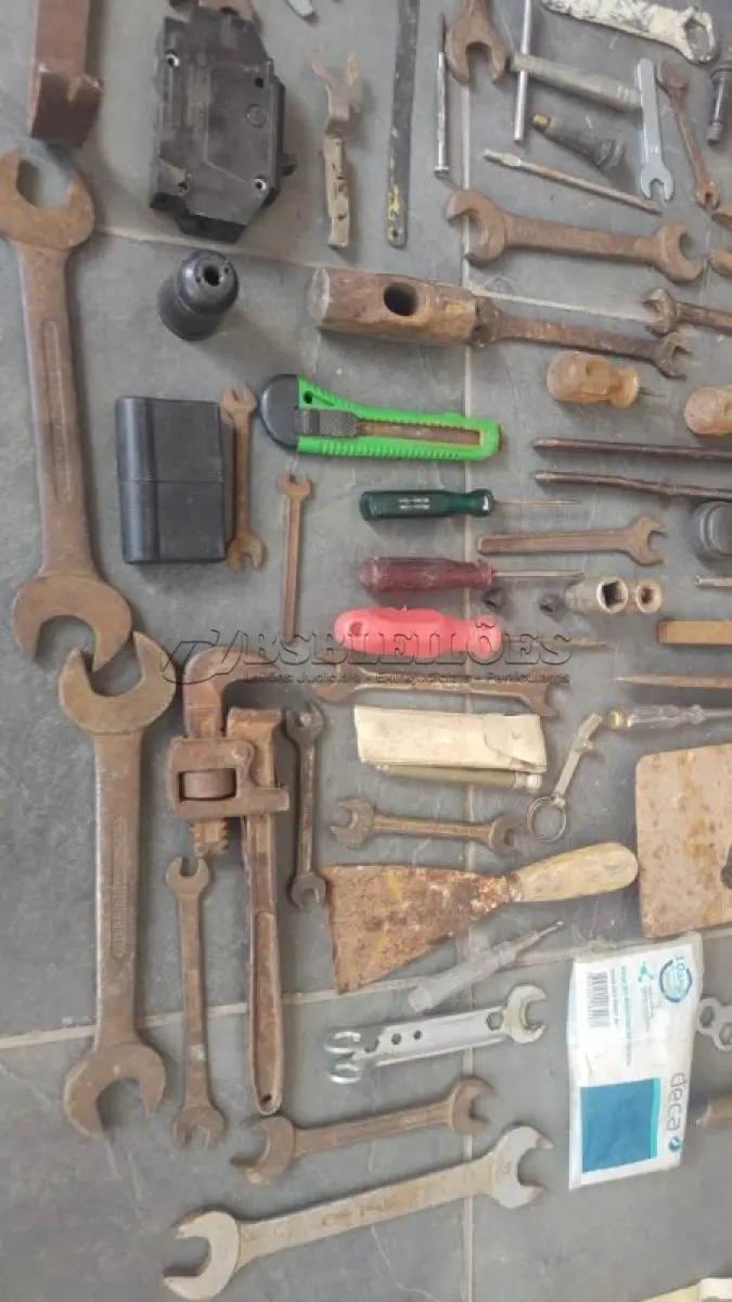 LOTE 384 - 01 LOTE FERRAMENTAS ANTIGAS GUARDADA A ANOS. (NO ESTADO) ATENÇÃO! FAZER A VISITAÇÃO ANTES DE ARREMATAR, NÃO SABEMOS SE FUNCIONA, LEILÃO NÃO TEM GARANTIA E NEM DEVOLUÇÃO, SUJEITO A POSSÍVEIS AVARIAS VISÍVEIS/OCULTAS E/OU AUSÊNCIA DE COMPONENTES.