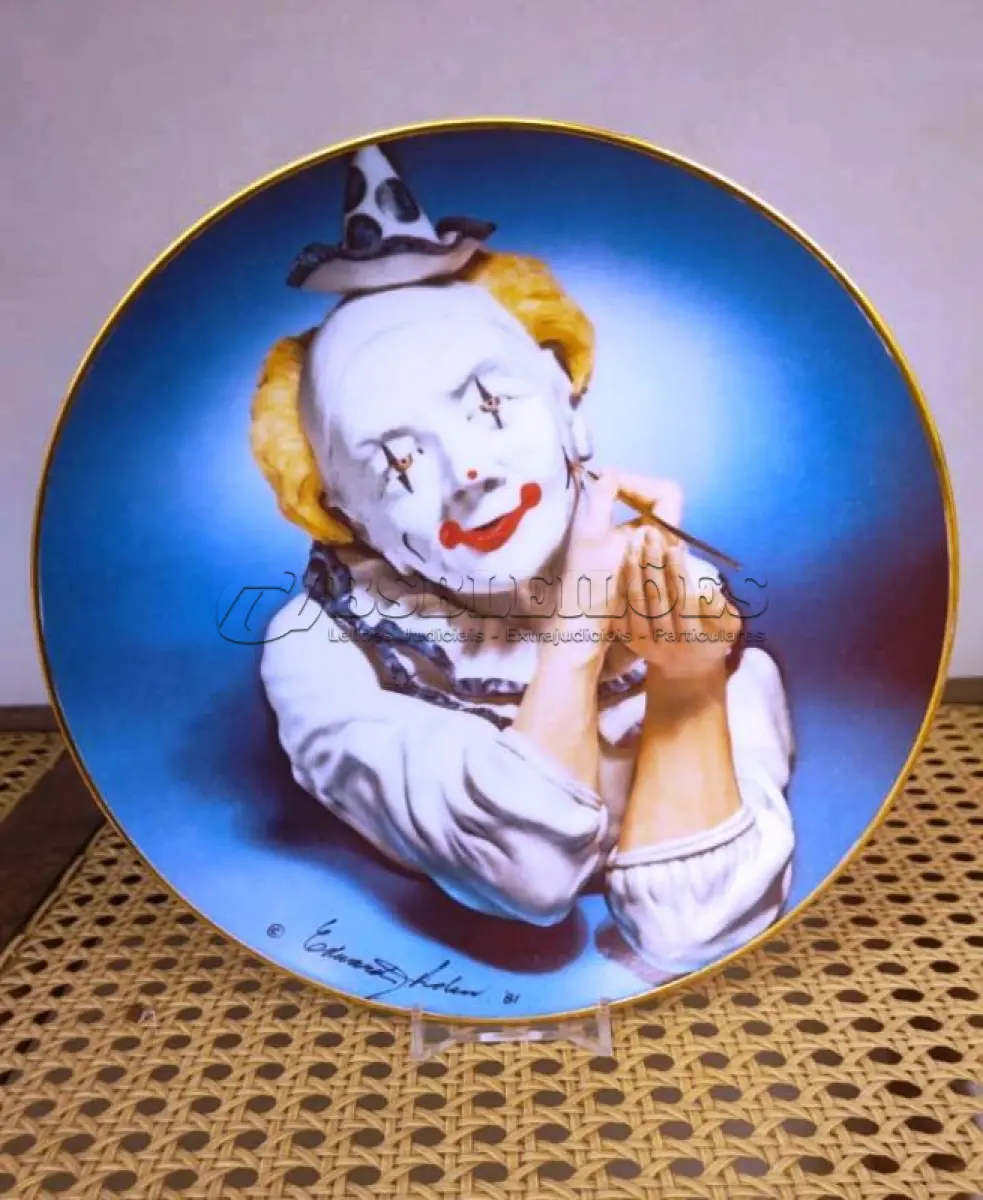 LOTE 327 - 01 PRATO DE EDWARD J. ROHN CASA DA MOEDA DE CARSON "WHITE-FALDED CLOWN" DA CARSON MINT. PRIMEIRO PRATO DA SÉRIE "BIG TOP", EM PORTUGUES "A ROSTO BRANCO".1981, COM DIÂMETRO DE 21,5 CM, PERFEITO, COM CAIXA ORIGINAL E CERTIFICADO DE AUTENTICIDADE VENDAS DESSE PRATO DOI DE APENAS 60 DIAS NOS EUA E LOGO EM SEGUIDA FECHADA AS VENAS ITEM RARO.PEÇA COMPRADA EM GARAGEM DE ANTIGUIDADES NOS EUA. “SUPORTE PARA PRATO NÃO INCLUÍDO NESTA VENDA.” . (NO ESTADO) ATENÇÃO! FAZER A VISITAÇÃO ANTES DE ARREMATAR, NÃO SABEMOS SE FUNCIONA, LEILÃO NÃO TEM GARANTIA E NEM DEVOLUÇÃO, SUJEITO A POSSÍVEIS AVARIAS VISÍVEIS/OCULTAS E/OU AUSÊNCIA DE COMPONENTES.