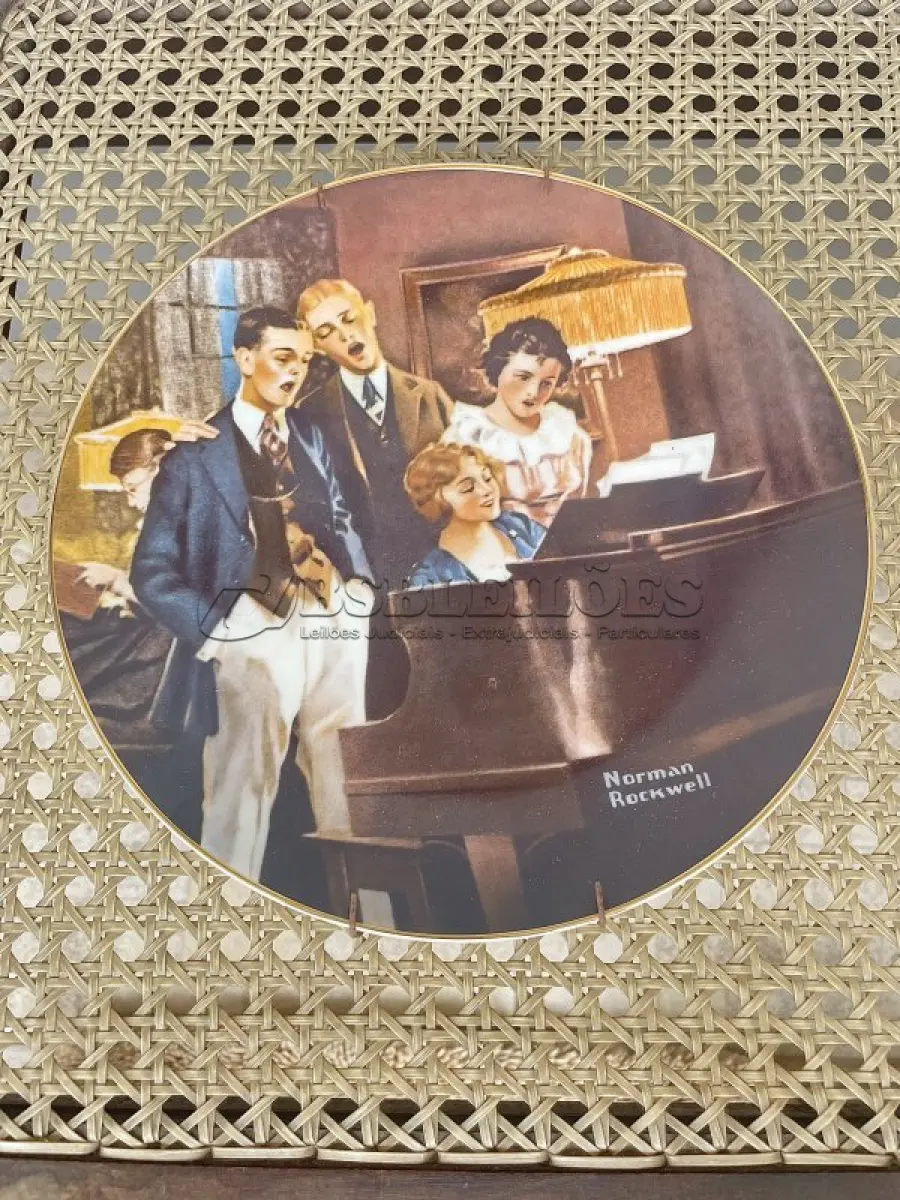 LOTE 273 - 01 PRATO DE COLECIONADOR VINTAGE KNOWLES NORMAN ROCKWELL -CLOSE HARMONY NUMERADA CERTIFICADO DE AUTENTICIDADE. "CLOSE HARMONY" DE NORMAN ROCKWELL, THE ROCKWELL LIGHT CAMPAIGN SERIES COLLECTION, DA EDWIN M KNOWLES CHINA CO., COLLECTOR PLATE. COM CERTIFICADO DE AUTENTICIDADE E CAIXA ORIGINAL E FOLHETOS E NOTA DE COMPRA DATADA EM 21/08/1984. ESTE É UM ITEM VINTAGE MUITO BONITO. PRATO DE  NÚMERO 5722 D. DA ÚNICA EDIÇÃO LIMITADA DE "CLOSE HARMONY" DE NORMAN ROCKWELL. QUINTO NA COLEÇÃO ROCKWELL ROCKWELL'S LIGHT CAMPAIGN SERIES. FEITO EM UMA EDIÇÃO ESTRITAMENTE LIMITADA A CENTO E CINQUENTA DIAS DE DISPARO E CERTIFICADO COMO UM "VERDADEIRO CLÁSSICO ROCKWELL" PELA THE ROCKWELL SOCIETY OF AMERICA.1986 TODOS OS DIREITOS RESERVADOS. EMITIDO COM A COOPERAÇÃO DA GENERAL ELECTRIC COMPANY (SELO) O NOME, MAIS ANTIGO DA AMÉRICA 1854 EDWIN M KNOWLES, EM PORCELANA FINA NEWELL VIRGINIA EUA.SELO CORPORATIVO, OFICIAL DA ROCKWELL SOCIETY OF AMERICA..COMPRADAS EM LOJAS DE ANTIGUIDADES DOS EUA.O SUPORTE DO PRATO NÃO ESTÁ INCLUÍDO. (NO ESTADO) ATENÇÃO! FAZER A VISITAÇÃO ANTES DE ARREMATAR, NÃO SABEMOS SE FUNCIONA, LEILÃO NÃO TEM GARANTIA E NEM DEVOLUÇÃO, SUJEITO A POSSÍVEIS AVARIAS VISÍVEIS/OCULTAS E/OU AUSÊNCIA DE COMPONENTES.