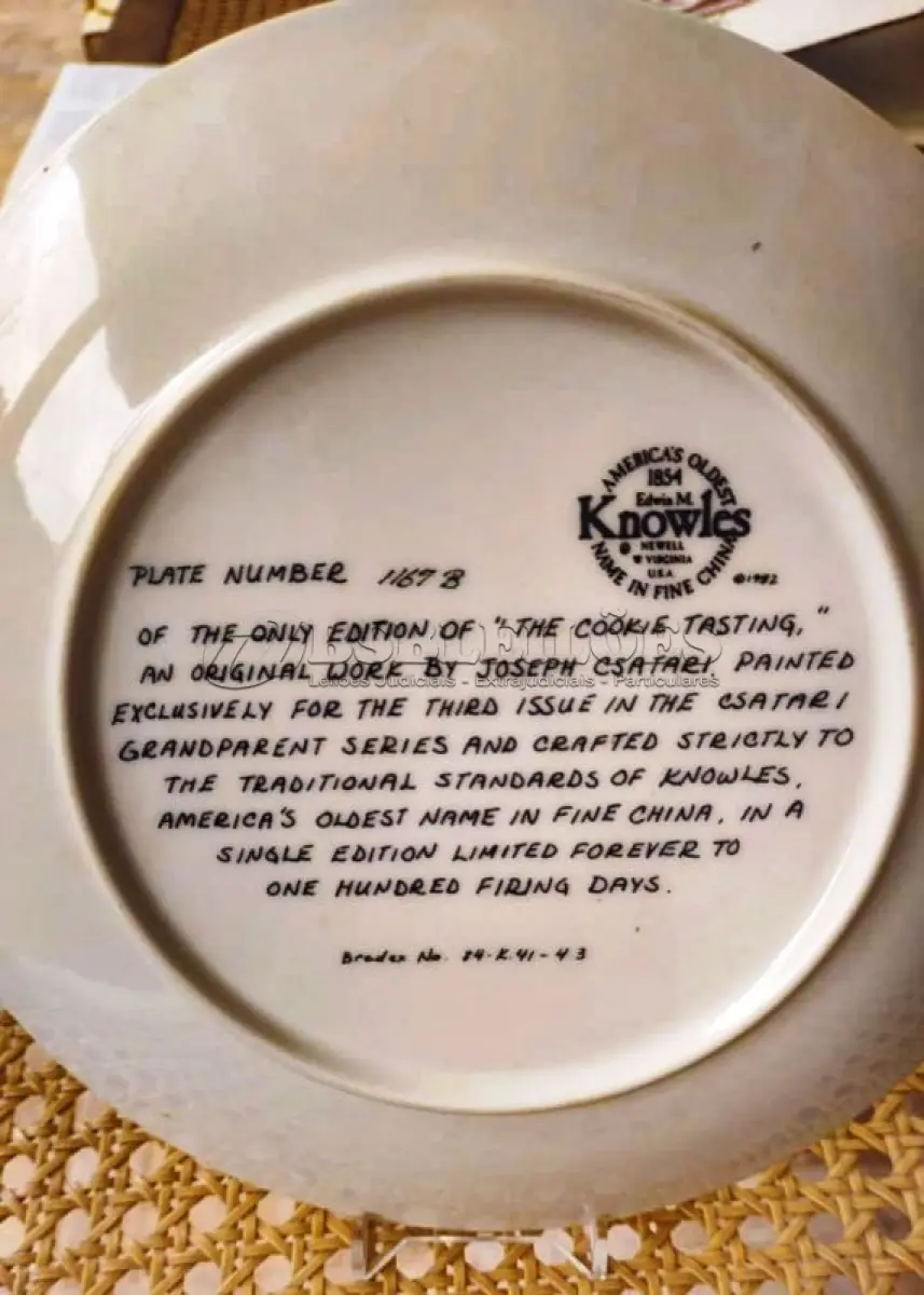 LOTE 324 - 01  PRATO DOS AVÓS CSATARI" PRATO DE COLECIONADOR KNOWLES * DE 1982 JOSEPH CSATARI MAIS ANTIGO DE EDWIN M. NÚMERO DA PLACA 1167 B COM 21 CM DE DIAMETRO. ÚNICA EDIÇÃO DE "THE COOKIE TASTING, " "EM PORTUGUES A DEGUSTAÇÃO DE BISCOITOS"UMA OBRA ORIGINAL DE JOSEPH CSATARI, PINTADA EXCLUSIVAMENTE PARA A QUARTA EDIÇÃO DA SÉRIE CSATARI GRANDPARENT E FEITA RIGOROSAMENTE SEGUNDO OS PADRÕES TRADICIONAIS DE KNOWLES, O NOME MAIS ANTIGO DA AMÉRICA EM PORCELANA FINA, EM UMA ÚNICA EDIÇÃO LIMITADA E FECHADA PARA SEMPRE A CEM DIAS DE QUEIMA DE ESTOQUE . BRADEN NO. 84-K-41-4.3.COM CAIXA E CERTIFICADO E FOLHETOS  ORIGINAIS.PEÇA COMPRADA EM GARAGEM DE ANTIGUIDADES NOS EUA. SUPORTE PARA PRATO NÃO INCLUÍDO NESTA VENDA. (NO ESTADO) ATENÇÃO! FAZER A VISITAÇÃO ANTES DE ARREMATAR, NÃO SABEMOS SE FUNCIONA, LEILÃO NÃO TEM GARANTIA E NEM DEVOLUÇÃO, SUJEITO A POSSÍVEIS AVARIAS VISÍVEIS/OCULTAS E/OU AUSÊNCIA DE COMPONENTES.