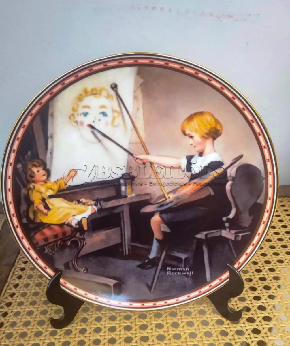 LOTE 279 - 01 LINDO PRATO COLECIONÁVEL VINTAGE DE NORMAN ROCKWELL. A SEGUNDA EDIÇÃO DE "A MIND OF HER OWN ROCKWELL'S STUDIES OF GIRLHOOD". - "SERIOUS BUSINESS" -  A CENA CAPTURA UMA JOVEM ARTISTA PINTANDO UM QUADRO. A ARTE NESTA PLACA FOI SELECIONADA E APROVADA PARA INCLUSÃO NESTA SÉRIE DE PLACAS PELO NORMAN ROCKWELL FAMILY TRUST, RECEBENDO SEU SELO DE ENDOSSO E AUTENTICAÇÃO. PINTADA POR NORMAN ROCKWELL EM 1922 E AGORA PRESERVADA EM PORCELANA FINA KNOWLES EM UMA EDIÇÃO ESTRITAMENTE LIMITADA A 150 DIAS DE QUEIMA. CERTIFICADA COMO UM VERDADEIRO CLÁSSICO ROCKWELL PELA ROCKWELL SOCIETY OF AMERICA. ESTA É OBVIAMENTE UMA JOVEM MUITO DETERMINADA. MEU PAI RESPEITAVA ESSA QUALIDADE. THOMAS ROKWELL BRADEX Nº 84-R70-9.2, PLACA NUMERADA 5662D, ILUSTRAÇÃO LINDAMENTE DETALHADA DE NORMAN ROCKWELL, PERFEITO PARA COLECIONADORES OU COMO PRESENTE,  IDEAL PARA EXIBIÇÃO EM PAREDE OU PRATELEIRA, ENRIQUEÇA SUA DECORAÇÃO OU COMECE UMA COLEÇÃO DE ARTE COM ESTA PEÇA ATEMPORAL. COM 21 CM DE DIAMETRO CAIXA E CERTIFICADO E FOLHETOS  ORIGINAIS.PEÇA COMPRADA EM GARAGEM DE ANTIGUIDADES NOS EUA. SUPORTE PARA PRATO NÃO INCLUÍDO NESTA VENDA. (NO ESTADO) ATENÇÃO! FAZER A VISITAÇÃO ANTES DE ARREMATAR, NÃO SABEMOS SE FUNCIONA, LEILÃO NÃO TEM GARANTIA E NEM DEVOLUÇÃO, SUJEITO A POSSÍVEIS AVARIAS VISÍVEIS/OCULTAS E/OU AUSÊNCIA DE COMPONENTES.