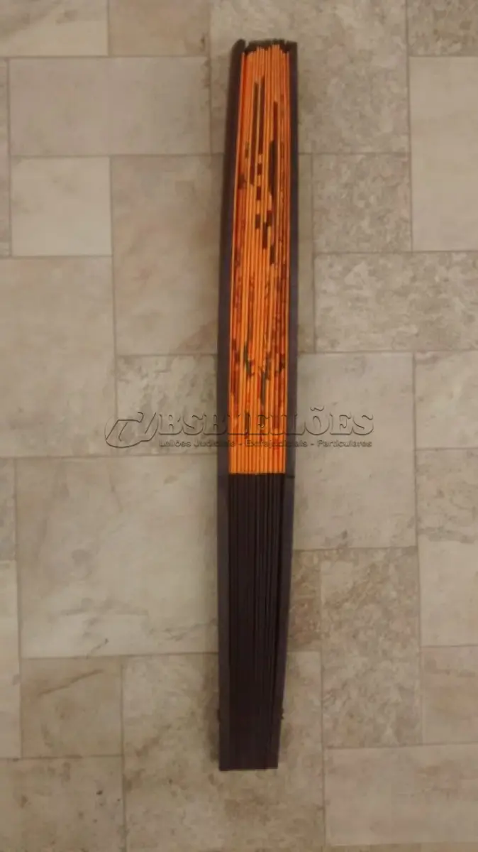 LOTE 303 - 01 LEQUE JAPÓNES ANTIGO GUARDADO A ANOS EM ÓTIMO ESTADO COM 32CM DE COMPRIMENTO. (NO ESTADO) ATENÇÃO! FAZER A VISITAÇÃO ANTES DE ARREMATAR, NÃO SABEMOS SE FUNCIONA, LEILÃO NÃO TEM GARANTIA E NEM DEVOLUÇÃO, SUJEITO A POSSÍVEIS AVARIAS VISÍVEIS/OCULTAS E/OU AUSÊNCIA DE COMPONENTES.