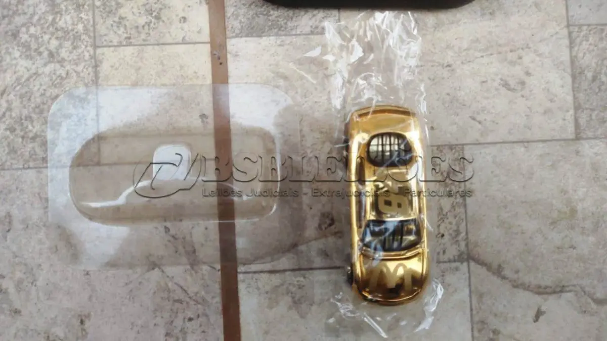 LOTE 150 - 01 RARO CARRO COLECIONÁVEL DA NASCAR COM O 50º ANIVERSÁRIO EM EXPOSIÇÃO BILL ELLIOTT OURO 24K, ITEM COMPRADO EM GARAGENS DE ANTIGUIDADES NOS EUA. (NO ESTADO) ATENÇÃO! FAZER A VISITAÇÃO ANTES DE ARREMATAR, NÃO SABEMOS SE FUNCIONA, LEILÃO NÃO TEM GARANTIA E NEM DEVOLUÇÃO, SUJEITO A POSSÍVEIS AVARIAS VISÍVEIS/OCULTAS E/OU AUSÊNCIA DE COMPONENTES.