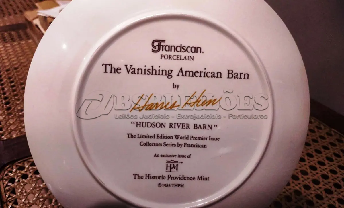 LOTE 305 - 01 RARO PRATO PORCELANA DA COLEÇÃO CELEIROS AMERICANOS EM EXTINÇÃO FRANCISCANA DA HISTORIC PROVIDENCE MINT WORLD PREMIER FIRST EDITION, DE 1983, DA SÉRIE THE VANISHING AMERICAN BARN, DA HARRIS HIEN, A SEGUNDA EDIÇÃO DA SÉRIE, INTITULADA "HUDSON RIVER BARN". EM PORTUGUES “CELEIRO DO RIO HUDSSON” O PRATO APRESENTA UMA REPRESENTAÇÃO ÚNICA, DETALHADA E COLORIDA DE UM TIPO DE CELEIRO AMERICANO, SITUADO EM UM CENÁRIO DE FAZENDA DE DIFERENTES REGIÕES DO PAÍS, COM DETALHES DOURADOS NA BORDA. ESTAMPADAS NA PARTE INFERIOR COM O NOME DA SÉRIE, TÍTULO, ASSINATURA IMPRESSA DO ARTISTA E A MARCA THE HISTORIC PROVIDENCE MINT, E MEDEM APROXIMADAMENTE 21,8 CM DE DIÂMETRO. EM EXCELENTE ESTADO, POSSUI A CAIXA ORIGINAL E OS DOCUMENTOS. O SUPORTE DO PRATO NÃO ESTÁ INCLUÍDO. PEÇA COMPRADA EM GARAGEM DE ANTIGUIDADES NOS EUA. SUPORTE PARA PRATO NÃO INCLUÍDO NESTA VENDA. (NO ESTADO) ATENÇÃO! FAZER A VISITAÇÃO ANTES DE ARREMATAR, NÃO SABEMOS SE FUNCIONA, LEILÃO NÃO TEM GARANTIA E NEM DEVOLUÇÃO, SUJEITO A POSSÍVEIS AVARIAS VISÍVEIS/OCULTAS E/OU AUSÊNCIA DE COMPONENTES.