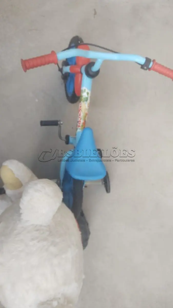 LOTE 402 - 01 LOTE COM UMA BICICLETA INFANTIL SEM USO E UM URSO GRANDE. (NO ESTADO) ATENÇÃO! FAZER A VISITAÇÃO ANTES DE ARREMATAR, NÃO SABEMOS SE FUNCIONA, LEILÃO NÃO TEM GARANTIA E NEM DEVOLUÇÃO, SUJEITO A POSSÍVEIS AVARIAS VISÍVEIS/OCULTAS E/OU AUSÊNCIA DE COMPONENTES.