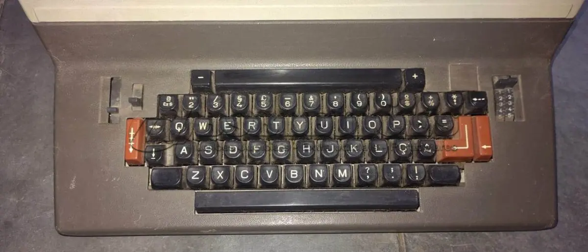 LOTE 427 - 01 MÁQUINA DE ESCREVER ANTIGA. (NO ESTADO) ATENÇÃO! FAZER A VISITAÇÃO ANTES DE ARREMATAR, NÃO SABEMOS SE FUNCIONA, LEILÃO NÃO TEM GARANTIA E NEM DEVOLUÇÃO, SUJEITO A POSSÍVEIS AVARIAS VISÍVEIS/OCULTAS E/OU AUSÊNCIA DE COMPONENTES.