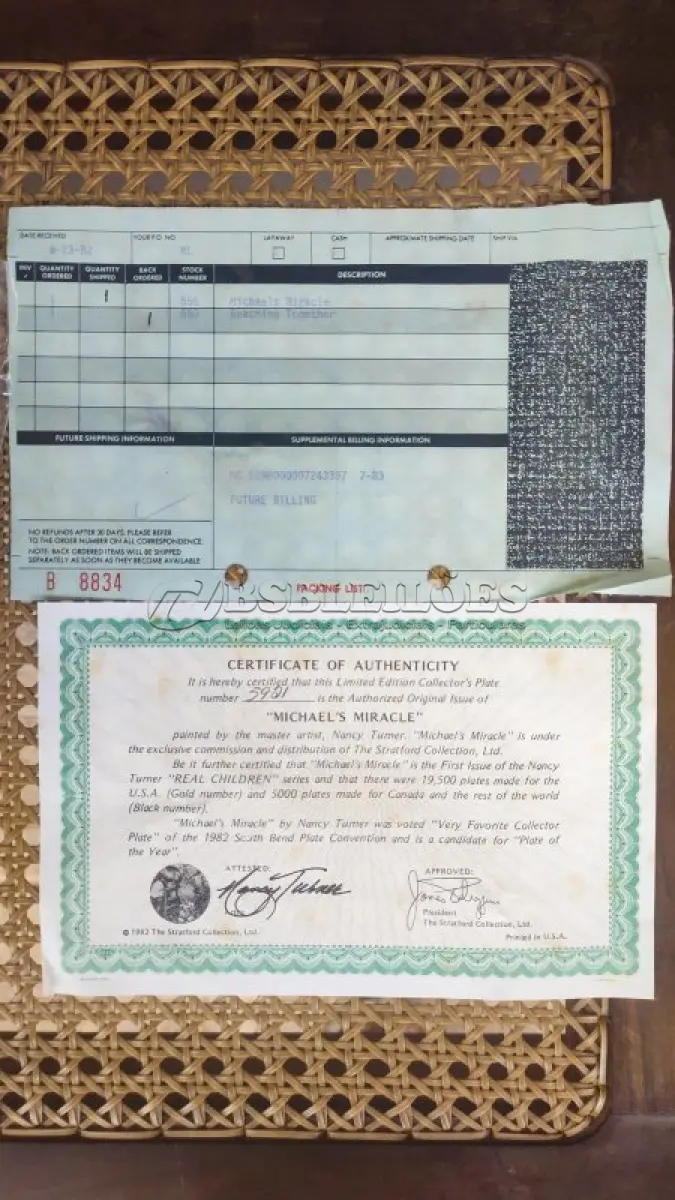 LOTE 153 - 01 LINDO PRATO COLECIONÁVEL NANCY TURNER "MICHAEL'S MIRACLE" EDIÇÃO LIMITADA STRATFORD Nº 5921, ÓTIMO PARA COLEÇÃO. EDIÇÃO LIMITADA, ALTAMENTE COLECIONÁVEL E NUMERADA. EXCELENTE ESTADO DE CONSERVAÇÃO. ESTE PRATO VINTAGE "MILAGROSO DE MICHAEL" É DA SÉRIE INFANTIL DA ARTISTA NANCY TURNER, FEITO EM 1982. É O PRIMEIRO PRATO DA SÉRIE. ACOMPANHA CERTIFICADO, CAIXA ORIGINAL E DOCUMENTAÇÃO. É UMA PRIMEIRA EDIÇÃO COM O NÚMERO 5921. O PRATO TEM 21,8 CM DE DIÂMETRO. O PRATO FOI FEITO PELA STRATFORD LTD, PORCELANA FINA.  ITEM COMPRADO EM GARAGENS DE ANTIGUIDADES NOS EUA. SUPORTE PARA PRATO NÃO INCLUÍDO NESTA VENDA. (NO ESTADO) ATENÇÃO! FAZER A VISITAÇÃO ANTES DE ARREMATAR, NÃO SABEMOS SE FUNCIONA, LEILÃO NÃO TEM GARANTIA E NEM DEVOLUÇÃO, SUJEITO A POSSÍVEIS AVARIAS VISÍVEIS/OCULTAS E/OU AUSÊNCIA DE COMPONENTES.