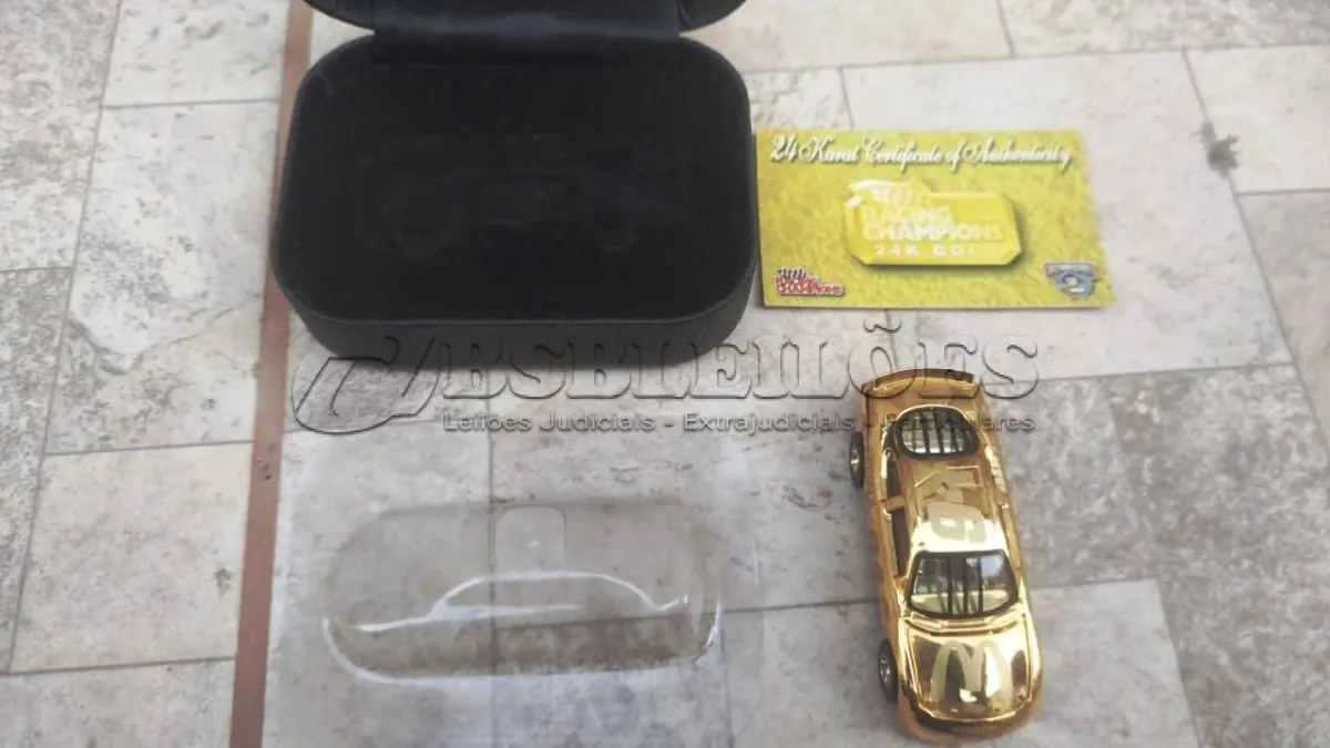 LOTE 150 - 01 RARO CARRO COLECIONÁVEL DA NASCAR COM O 50º ANIVERSÁRIO EM EXPOSIÇÃO BILL ELLIOTT OURO 24K, ITEM COMPRADO EM GARAGENS DE ANTIGUIDADES NOS EUA. (NO ESTADO) ATENÇÃO! FAZER A VISITAÇÃO ANTES DE ARREMATAR, NÃO SABEMOS SE FUNCIONA, LEILÃO NÃO TEM GARANTIA E NEM DEVOLUÇÃO, SUJEITO A POSSÍVEIS AVARIAS VISÍVEIS/OCULTAS E/OU AUSÊNCIA DE COMPONENTES.