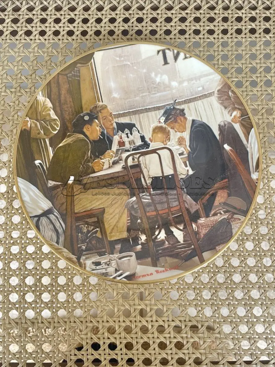 LOTE 295 - 01 RARÍSSIMO PRATO NORMAN ROCKWELL É UMA DAS PLACAS  MAIS RARAS. "SAVING GRACE" "EM PORTUGUES DIZENDO GRAÇAS" FOI UMA DAS PLACAS DE COLECIONADOR "OBRA-PRIMA". ESTA PLACA FOI FEITA POR GORHAM E ERA UMA REPRODUÇÃO DA CAPA DO SATURDAY EVENING POST DE 24 DE NOVEMBRO DE 1951. A PLACA NUNCA FOI EXIBIDA E VEM COM SEU PRÓPRIO CERTIFICADO DE AUTENTICIDADE DA BOLSA DE BRADFORD. ESTE PRATO MEDE 21 CM DE DIÂMETRO.PRATO DE NUMERO A 2977, NUNCA FOI EXPOSTO ,E SÃO INSPIRADOS NO PRÓPRIO GRANDE ARTISTA. FOI FABRICADO PELA GORHAM FINE CHINA COMPANY. A CAIXA SÓ FOI ABERTA PARA INSPECIONÁ-LO NO MOMENTO EM QUE FOI RECEBIDO E NOVAMENTE QUANDO AS FOTOS FORAM TIRADAS. OS PRATOS FOI HERANÇA FORAM SEMPRE CUIDADOSAMENTE CUIDADOS PELA ULTIMA DONA, QUE ERA COLECIONADORA. AS CORES SÃO TODAS VIVAS, SEM DESBOTAMENTO. ESTE PRATO SERIA UM PRESENTE ADORÁVEL E ACRESCENTARIA ACONCHEGO E PERSONALIDADE A QUALQUER AMBIENTE DA CASA. UMA ÓTIMA ADIÇÃO À SUA COLEÇÃO.COM CAIXA E CERTIFICADO E FOLHETOS  ORIGINAIS. PEÇA COMPRADA EM GARAGEM DE ANTIGUIDADES NOS EUA. SUPORTE PARA PRATO NÃO INCLUÍDO NESTA VENDA. (NO ESTADO) ATENÇÃO! FAZER A VISITAÇÃO ANTES DE ARREMATAR, NÃO SABEMOS SE FUNCIONA, LEILÃO NÃO TEM GARANTIA E NEM DEVOLUÇÃO, SUJEITO A POSSÍVEIS AVARIAS VISÍVEIS/OCULTAS E/OU AUSÊNCIA DE COMPONENTES.