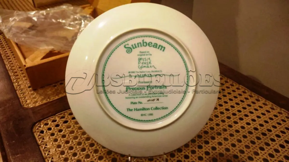 LOTE 298 - 01 RARO PRATO DE PORCELANA SUNBEAM DE COLECIONADOR DE 1986, COM BELO CAMAFEU DE BESSIE PEASE GUTMAN, RETRATO PRECIOSO, ASSINADO E NUMERADO. MEDE APROXIMADAMENTE 21 CM DE DIÂMETRO. O PRATO DA COLEÇÃO HAMILTON, NÚMERO 2115R. ESTE PRATO DE COLECIONADOR VINTAGE SUNBEAM DE 1986 DA COLEÇÃO HAMAMTON É UM ITEM ESSENCIAL PARA QUALQUER COLECIONADOR DE CULTURA AMERICANA. É A PRIMEIRA EDIÇÃO DOS PRECIOUS PORTRAITS E É AUTENTICAMENTE NUMERADA 2115R. ESTE PRATO É FEITO DE PORCELANA DE ALTA QUALIDADE E APRESENTA UMA BELA E VIBRANTE IMAGEM MULTICOLORIDA DE UMA JOVEM, ADICIONANDO UM TOQUE DE ELEGÂNCIA A QUALQUER COLEÇÃO DECORATIVA.POSSUI A CAIXA ORIGINAL CERTIFICADO DE AUTENTICIDADE E OS DOCUMENTOS.O SUPORTE DO PRATO NÃO ESTÁ INCLUÍDO. PEÇA COMPRADA EM GARAGEM DE ANTIGUIDADES NOS EUA. SUPORTE PARA PRATO NÃO INCLUÍDO NESTA VENDA. (NO ESTADO) ATENÇÃO! FAZER A VISITAÇÃO ANTES DE ARREMATAR, NÃO SABEMOS SE FUNCIONA, LEILÃO NÃO TEM GARANTIA E NEM DEVOLUÇÃO, SUJEITO A POSSÍVEIS AVARIAS VISÍVEIS/OCULTAS E/OU AUSÊNCIA DE COMPONENTES.