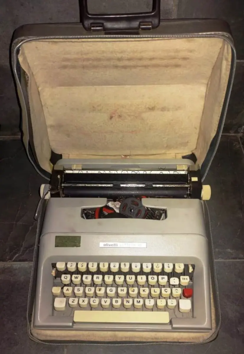 LOTE 428 - MÁQUINA DE ESCREVER ANTIGA OLIVETT LETTERA 35. (NO ESTADO) ATENÇÃO! FAZER A VISITAÇÃO ANTES DE ARREMATAR, NÃO SABEMOS SE FUNCIONA, LEILÃO NÃO TEM GARANTIA E NEM DEVOLUÇÃO, SUJEITO A POSSÍVEIS AVARIAS VISÍVEIS/OCULTAS E/OU AUSÊNCIA DE COMPONENTES.