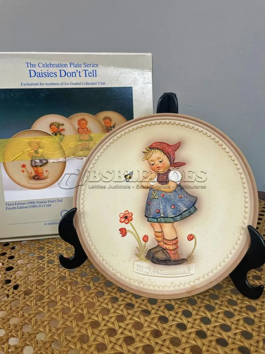 LOTE 313 - 01 RARO PRATO DE PORCELANA LINDAMENTE TRABALHADO DA FAMOSA M.J. HUMMEL GOEBEL APRESENTA UM FORMATO REDONDO E DESIGN MULTICOLORIDO, PERFEITO PARA TODAS AS OCASIÕES E ESTILOS DE DECORAÇÃO. É UM ITEM DE COLECIONADOR DA SEGUNDA EDIÇÃO DO PRATO VALENTINE JOY, GRAVADO COM DETALHES INTRINCADOS E FABRICADO NA ALEMANHA NA DÉCADA DE 1980.TERCEIRA EDIÇÃO DE UMA SÉRIE DE QUATRO PRATOS LANÇADOS PEÇA ÚNICA DA CULTURA ALEMÃ E VEM DA FRANQUIA GOEBEL, COM 16 CM DE DIÂMETROUMA MARCA RENOMADA NO SETOR DE COLECIONÁVEIS ​​DECORATIVOS. LANÇADA SOMENTE PARA MEMBROS DO CLUBE DE COLECIONADORES GOEBEL. ITEM COMPRADO EM GARAGENS DE ANTIGUIDADES NOS EUA.SUPORTE PARA PRATO NÃO INCLUÍDO NESTA VENDA. (NO ESTADO) ATENÇÃO! FAZER A VISITAÇÃO ANTES DE ARREMATAR, NÃO SABEMOS SE FUNCIONA, LEILÃO NÃO TEM GARANTIA E NEM DEVOLUÇÃO, SUJEITO A POSSÍVEIS AVARIAS VISÍVEIS/OCULTAS E/OU AUSÊNCIA DE COMPONENTES.