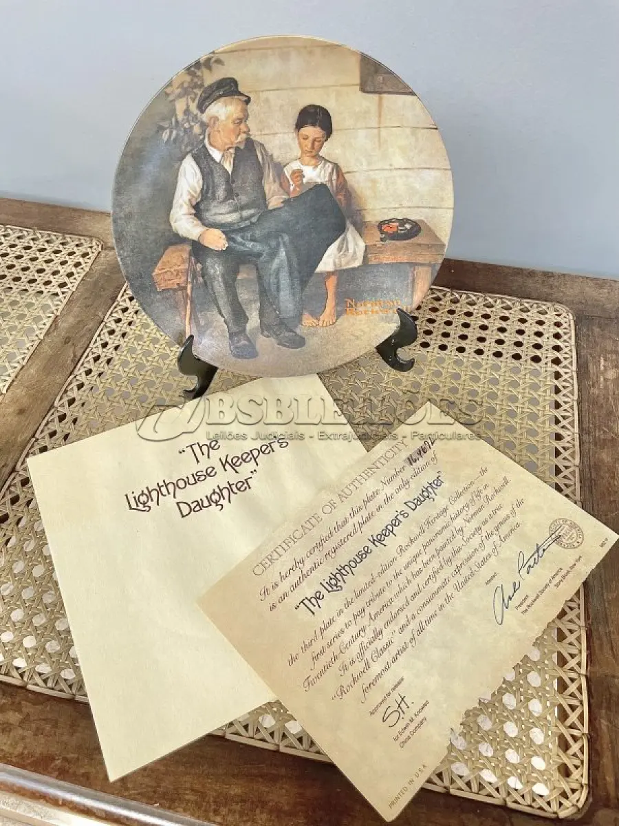 LOTE 131 - 01 PRATO NORMAN ROCKWELL.UM PEDAÇO DA HISTÓRIA AMERICANA COM ESTE PRATO DE COLECIONADOR DE  EDIÇÃO LIMITADA, COM UMA BELA ILUSTRAÇÃO DE NORMAN ROCKWELL DE 1979. ESTE PRATO RETRATA LIGHTHOUSE KEEPER’S DAUGHTER "A FILHA DO FAROLEIRO" E É FEITO NOS ESTADOS UNIDOS. PERFEITO PARA FÃS DA ICÔNICA OBRA DE ROCKWELL, ESTE PRATO DE COLECIONADOR É UM ITEM ESSENCIAL PARA QUALQUER COLEÇÃO. ADICIONE ESTA PEÇA DESLUMBRANTE À SUA COLEÇÃO HOJE MESMO E ADMIRE OS DETALHES COMPLEXOS E AS BELAS CORES QUE FAZEM DESTE PRATO UMA OBRA DE ARTE. COM CERTIFICADO DE AUTENTICIDADE. ITEM COMPRADO E GARAGENS DE ANTIGUIDADES NOS EUA. SUPORTE PARA PRATO NÃO INCLUÍDO NESTA VENDA. (NO ESTADO) ATENÇÃO! FAZER A VISITAÇÃO ANTES DE ARREMATAR, NÃO SABEMOS SE FUNCIONA, LEILÃO NÃO TEM GARANTIA E NEM DEVOLUÇÃO, SUJEITO A POSSÍVEIS AVARIAS VISÍVEIS/OCULTAS E/OU AUSÊNCIA DE COMPONENTES.