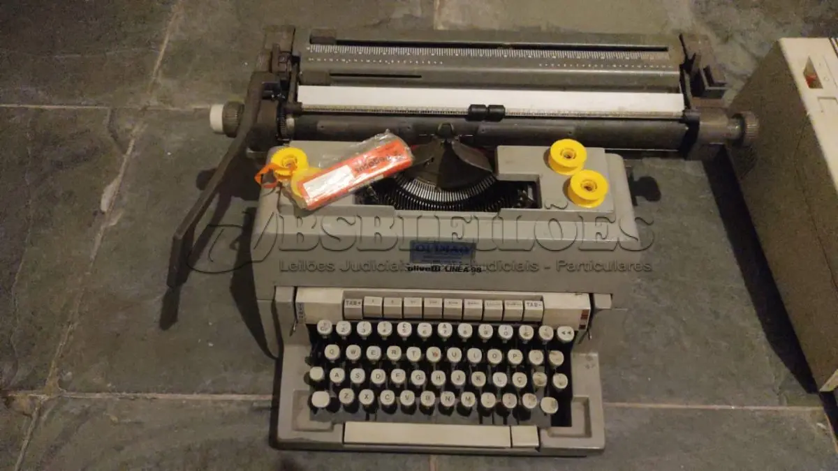 LOTE 435 - 01 MÁQUINA DE ESCREVER ANTIGA OLIVETTI  LINEA 98. (NO ESTADO) ATENÇÃO! FAZER A VISITAÇÃO ANTES DE ARREMATAR, NÃO SABEMOS SE FUNCIONA, LEILÃO NÃO TEM GARANTIA E NEM DEVOLUÇÃO, SUJEITO A POSSÍVEIS AVARIAS VISÍVEIS/OCULTAS E/OU AUSÊNCIA DE COMPONENTES.