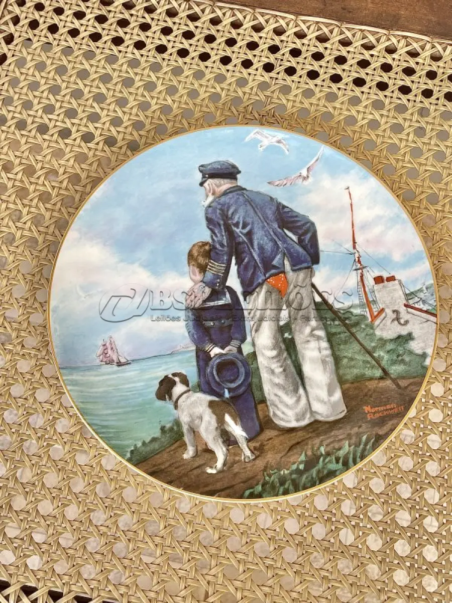 LOTE 173 - 01 PRATO DE COLECIONADOR "LOOKING OUT TO SEA" DA ROYAL EATON NORMAN ROCKWELL, 1982. EDIÇÃO LIMITADA  COM 20 CM DE DIÂMETRO, MULTICOLORIDO, COM DETALHES EM OURO 22 QUILATES. REPRESENTA UM VELHO E UM MENINO COM SEU CACHORRO OLHANDO PARA O MAR.SUPORTE DO PRATO NÃO ESTÁ INCLUÍDO. ITEM COMPRADO EM GARAGENS DE ANTIGUIDADES NOS EUA. (NO ESTADO) ATENÇÃO! FAZER A VISITAÇÃO ANTES DE ARREMATAR, NÃO SABEMOS SE FUNCIONA, LEILÃO NÃO TEM GARANTIA E NEM DEVOLUÇÃO, SUJEITO A POSSÍVEIS AVARIAS VISÍVEIS/OCULTAS E/OU AUSÊNCIA DE COMPONENTES.