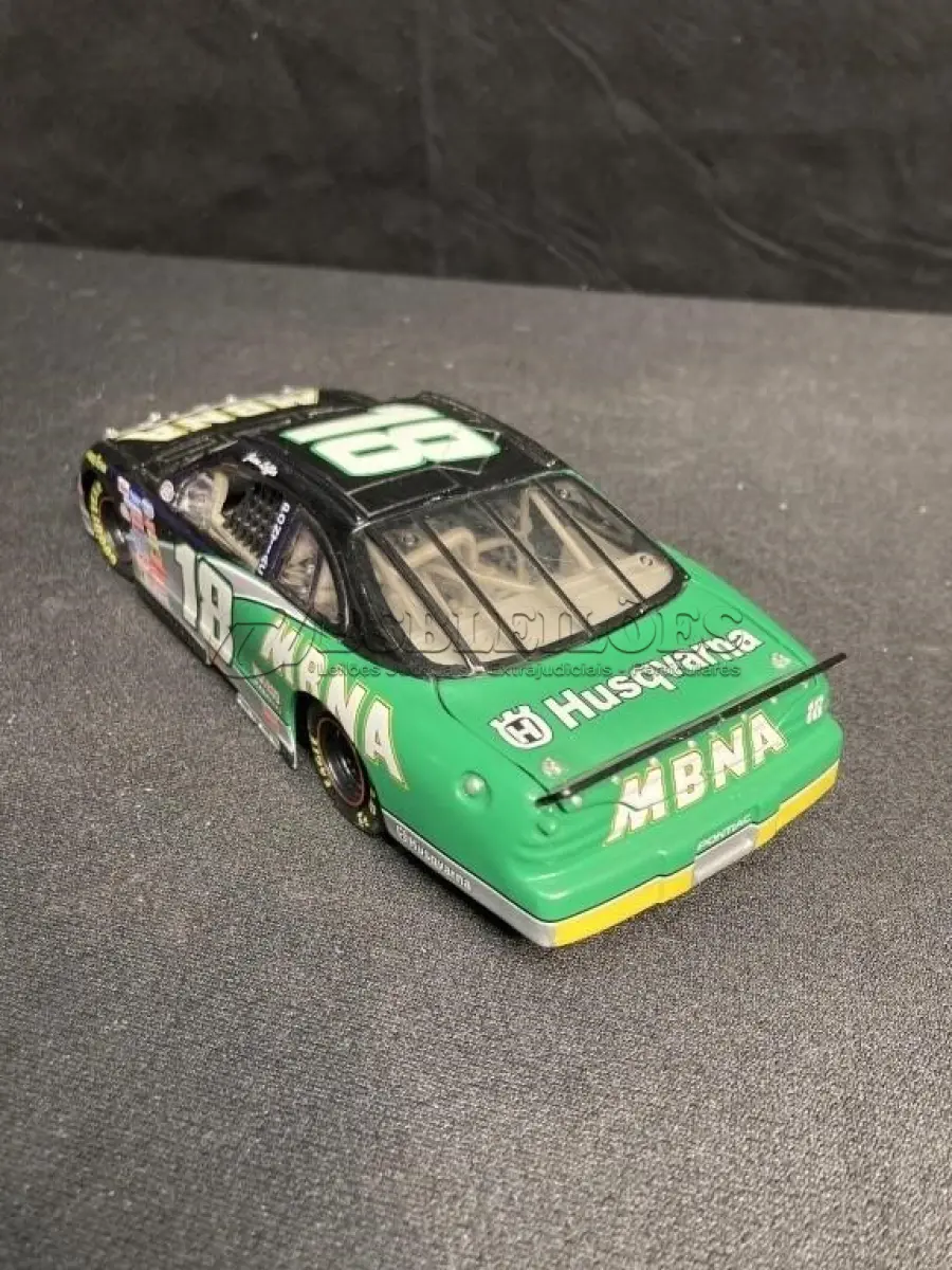 LOTE 166 - 2000 JASON LEFFLER #18 ROOKIE MBNA PONTIAC GRAND PRIX 1/24 AÇÃO NASCAR DIECAST. (NO ESTADO) ATENÇÃO! FAZER A VISITAÇÃO ANTES DE ARREMATAR, NÃO SABEMOS SE FUNCIONA, LEILÃO NÃO TEM GARANTIA E NEM DEVOLUÇÃO, SUJEITO A POSSÍVEIS AVARIAS VISÍVEIS/OCULTAS E/OU AUSÊNCIA DE COMPONENTES.