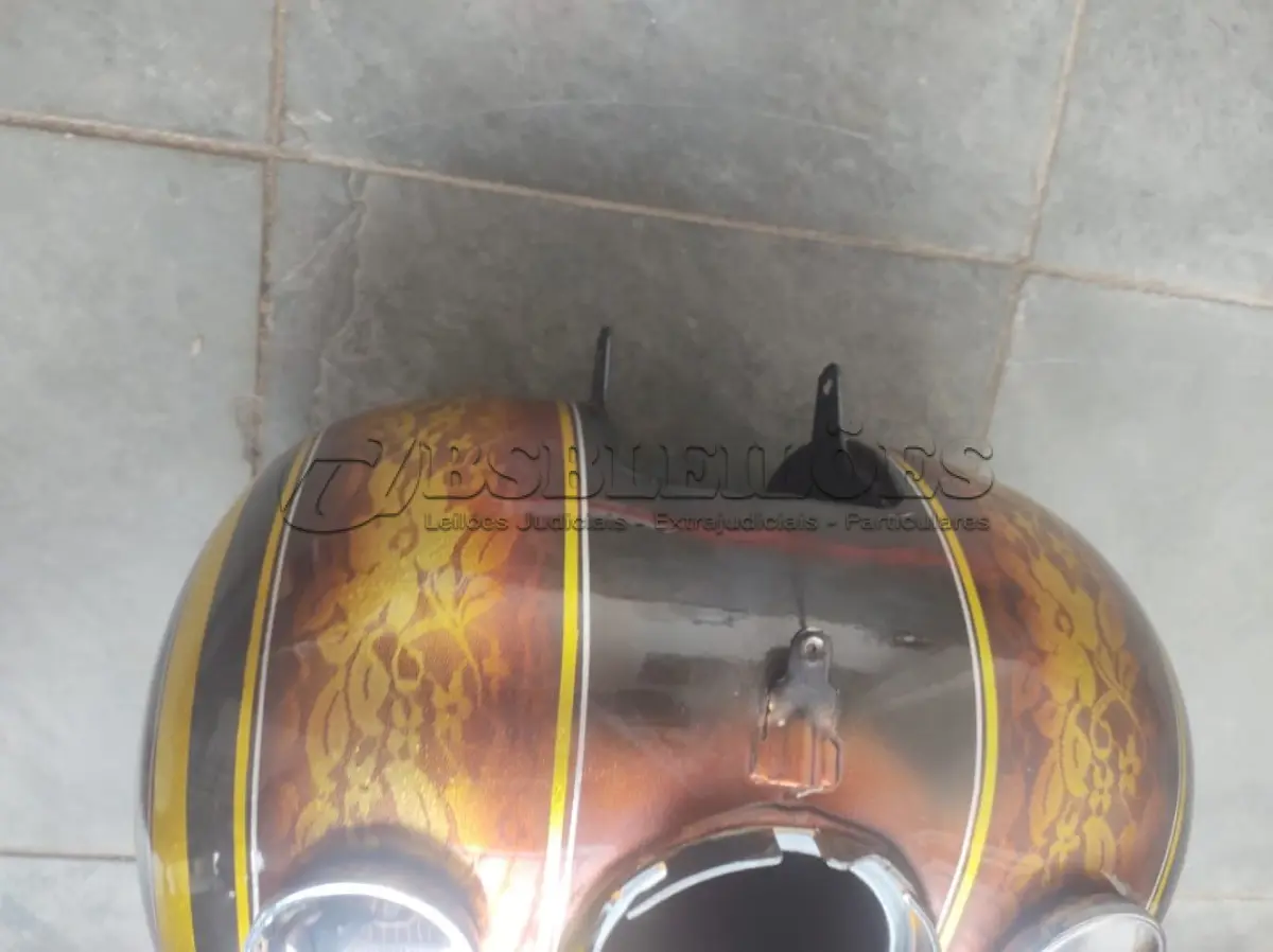 LOTE 392 - 01 TANQUE DE MOTO ROAD PERSONALIZADO. (NO ESTADO) ATENÇÃO! FAZER A VISITAÇÃO ANTES DE ARREMATAR, NÃO SABEMOS SE FUNCIONA, LEILÃO NÃO TEM GARANTIA E NEM DEVOLUÇÃO, SUJEITO A POSSÍVEIS AVARIAS VISÍVEIS/OCULTAS E/OU AUSÊNCIA DE COMPONENTES.