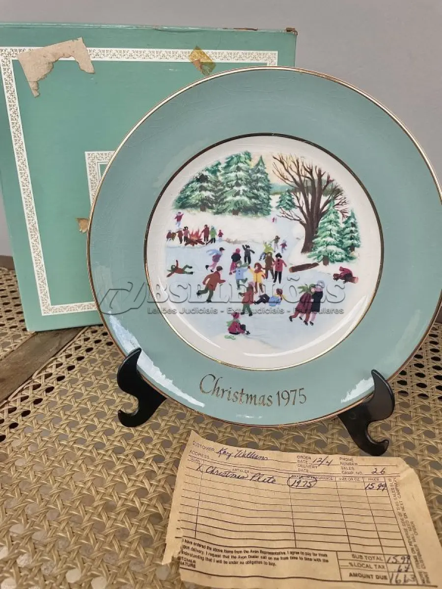 LOTE 277 - 01 LINDO PRATO DE NATAL DA SÉRIE AVON CHRISTMAS PLATE DE 1975, " SKATERS ON THE POND" - QUARTA EDIÇÃO DA SÉRIE. COM 22 CM DE DIÂMETRO E RETRATA UM GRUPO DE PESSOAS PATINANDO NA NEVE . O VERSO MARCADO COM DOIS ANÉIS DE OURO 22K.FEITO EXCLUSIVAMENTE PARA A AVON CTS INC., 1976 POR ENOCH WEDGWOOD (TUNSTALL) LTD, INGLATERRA.PEÇA COMPRADA EM GARAGEM DE ANTIGUIDADES NOS EUA. SUPORTE PARA PRATO NÃO INCLUÍDO NESTA VENDA. (NO ESTADO) ATENÇÃO! FAZER A VISITAÇÃO ANTES DE ARREMATAR, NÃO SABEMOS SE FUNCIONA, LEILÃO NÃO TEM GARANTIA E NEM DEVOLUÇÃO, SUJEITO A POSSÍVEIS AVARIAS VISÍVEIS/OCULTAS E/OU AUSÊNCIA DE COMPONENTES.
