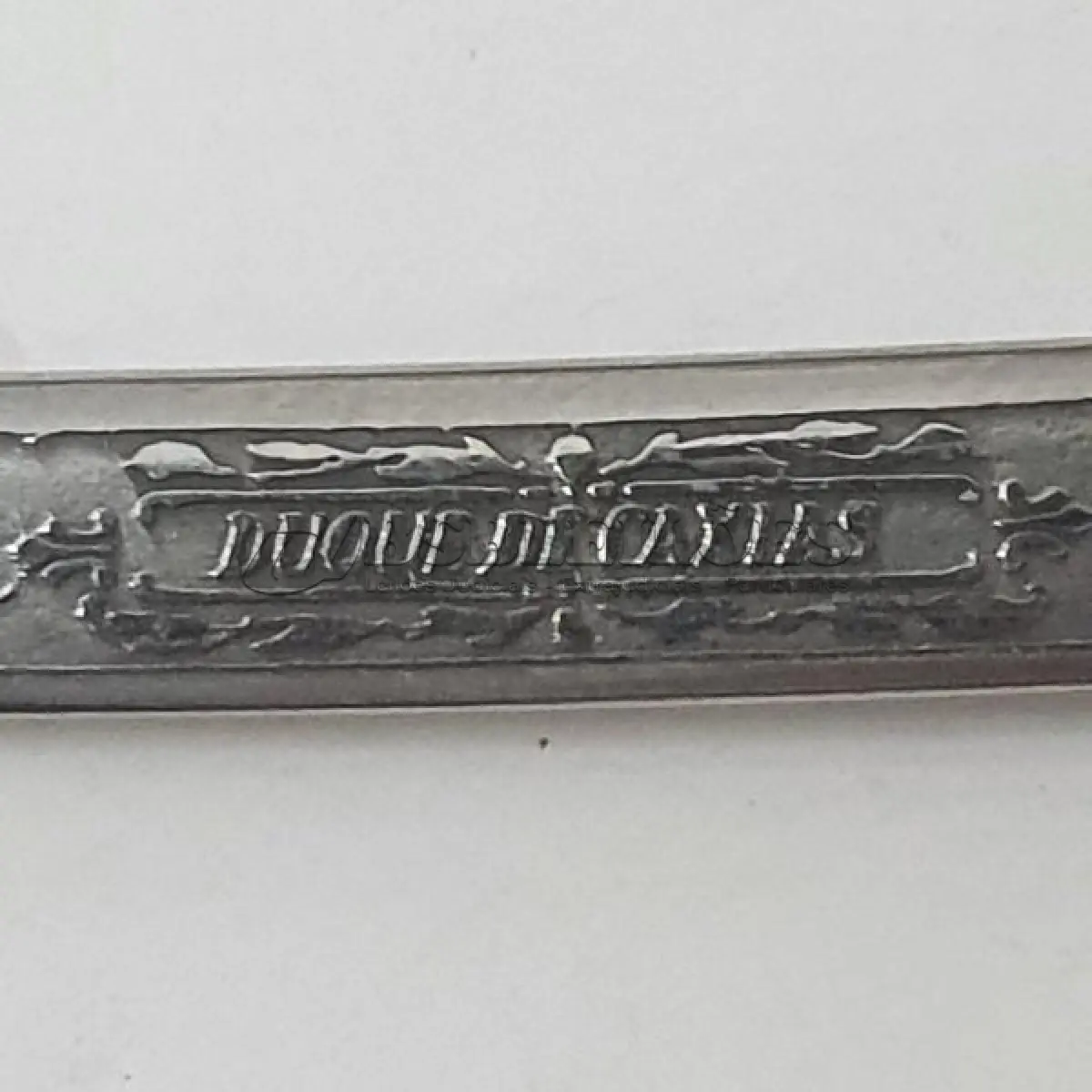 LOTE 115 - 01 MINIATURA DE ESPADA DA MARINHA EM METAL. LÂMINA CINZELADA DE  DUQUE DE CAIXAS  RJ. DA DECADA DE 80 BAINHA DE METAL COM APLIQUES EM METAL DOURADO,COM 15 CM DE CUMPRIMENTO. (NO ESTADO) ATENÇÃO! FAZER A VISITAÇÃO ANTES DE ARREMATAR, NÃO SABEMOS SE FUNCIONA, LEILÃO NÃO TEM GARANTIA E NEM DEVOLUÇÃO, SUJEITO A POSSÍVEIS AVARIAS VISÍVEIS/OCULTAS E/OU AUSÊNCIA DE COMPONENTES.