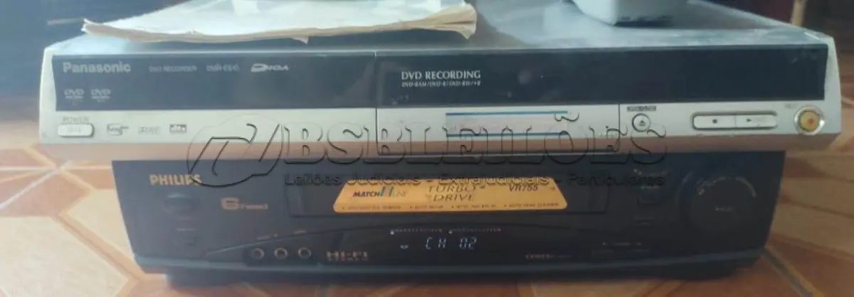 LOTE 418 - 01 GRAVADOR DE DVD DE MESA  PANASONIC MAIS VÍDEO CASSETE. (NO ESTADO) ATENÇÃO! FAZER A VISITAÇÃO ANTES DE ARREMATAR, NÃO SABEMOS SE FUNCIONA, LEILÃO NÃO TEM GARANTIA E NEM DEVOLUÇÃO, SUJEITO A POSSÍVEIS AVARIAS VISÍVEIS/OCULTAS E/OU AUSÊNCIA DE COMPONENTES.