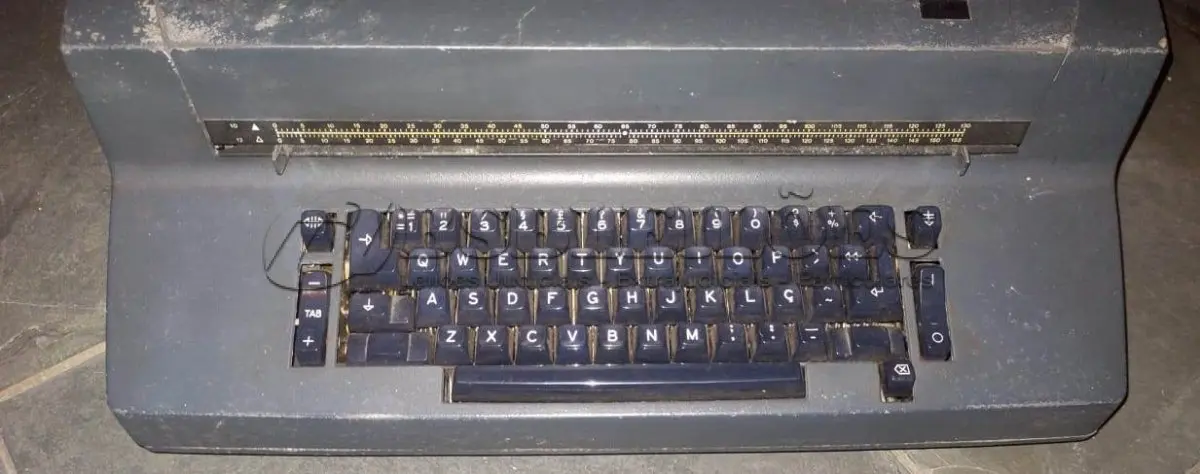 LOTE 433 - 01 MÁQUINA DE ESCREVER IBM FUNCIONANDO PERFEITAMENTE. (NO ESTADO) ATENÇÃO! FAZER A VISITAÇÃO ANTES DE ARREMATAR, NÃO SABEMOS SE FUNCIONA, LEILÃO NÃO TEM GARANTIA E NEM DEVOLUÇÃO, SUJEITO A POSSÍVEIS AVARIAS VISÍVEIS/OCULTAS E/OU AUSÊNCIA DE COMPONENTES.