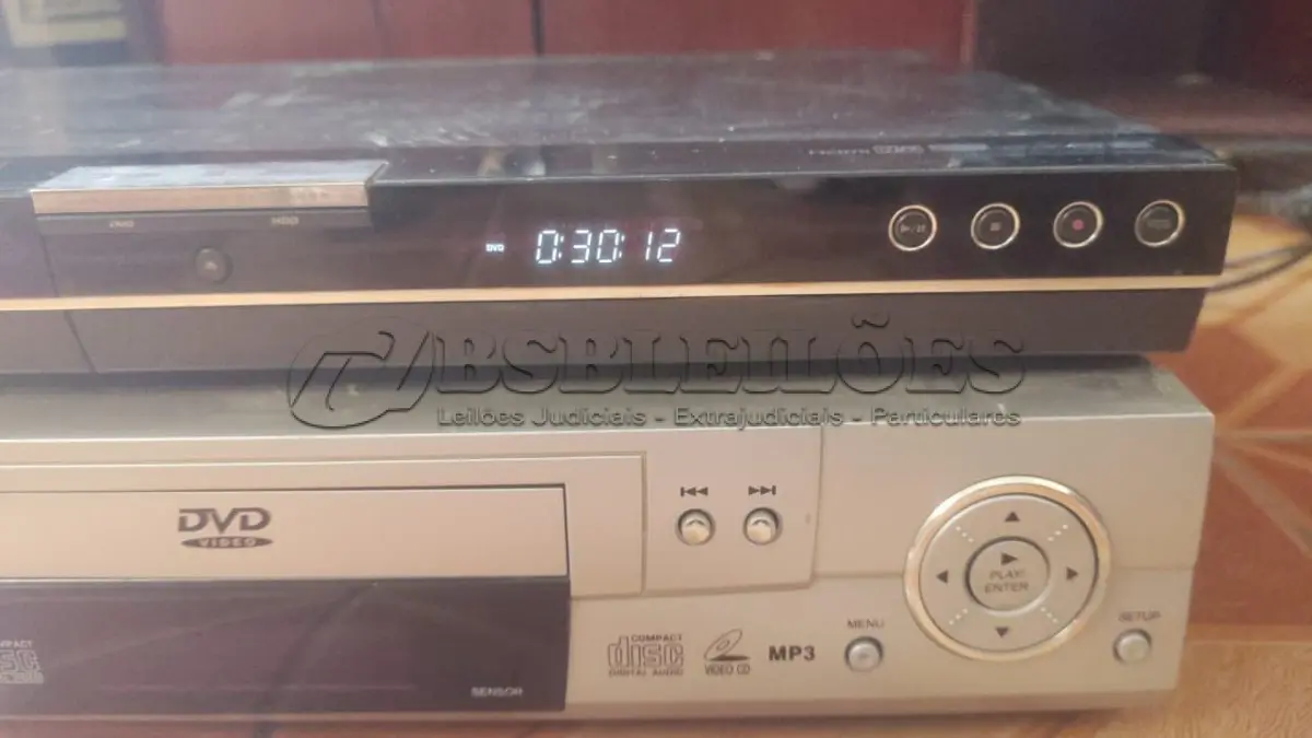 LOTE 413 - 01 HDD/DVD RECORDER LG RH397H FUNCIONANDO PERFEITAMENTE MAIS DVD CCE. (NO ESTADO) ATENÇÃO! FAZER A VISITAÇÃO ANTES DE ARREMATAR, NÃO SABEMOS SE FUNCIONA, LEILÃO NÃO TEM GARANTIA E NEM DEVOLUÇÃO, SUJEITO A POSSÍVEIS AVARIAS VISÍVEIS/OCULTAS E/OU AUSÊNCIA DE COMPONENTES.