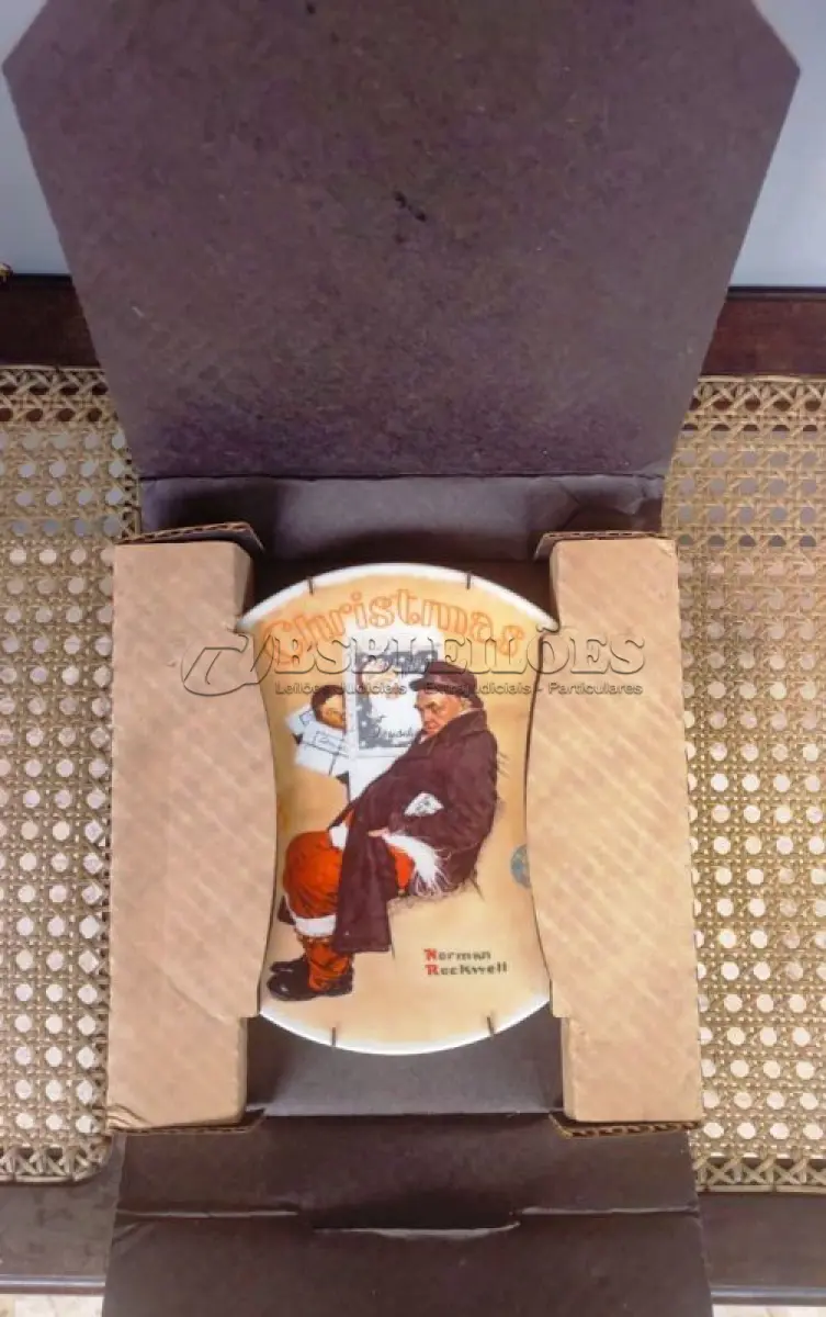 LOTE 334 - 01 PRATO DE NATAL DE NORMAN ROCKWELL "PAPAI NOEL NO METRÔ", 1983. PRATO DE PORCELANA EDWIN M. KNOWLES. BRADFORD EXCHANGE. O PRATO ESTÁ COM A DOCUMENTAÇÃO ORIGINAL. ASSINADO, AUTENTICADO E DATADO NO VERSO. PRATO DE NUMERO 8290G.EDIÇÃO LIMITADA DE "PAPAI NOEL NO CAMINHO", PINTADA EM 1940 POR NORMAN OCKWELL E CERTIFICADA PELA SOCIEDADE ROC WELL DA AMÉRICA. DÉCIMA SÉRIE ANUAL FECHADA EM EDIÇÃO LIMITADA, PERMANENTEMENTE FECHADA POR WIN KNOWLEON EM 24 DE DEZEMBRO DE 1983. CP DE 1983 BRADEX NO-270-1.10. RESULTADOS PARA MAIS ANTIGO CROWLEY NAM. PEÇA COMPRADA EM GARAGEM DE ANTIGUIDADES NOS EUA. SUPORTE PARA PRATO NÃO INCLUÍDO NESTA VENDA. (NO ESTADO) ATENÇÃO! FAZER A VISITAÇÃO ANTES DE ARREMATAR, NÃO SABEMOS SE FUNCIONA, LEILÃO NÃO TEM GARANTIA E NEM DEVOLUÇÃO, SUJEITO A POSSÍVEIS AVARIAS VISÍVEIS/OCULTAS E/OU AUSÊNCIA DE COMPONENTES.
