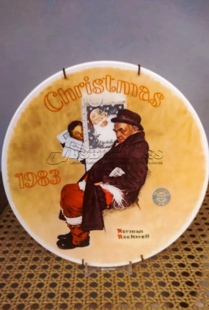 LOTE 334 - 01 PRATO DE NATAL DE NORMAN ROCKWELL "PAPAI NOEL NO METRÔ", 1983. PRATO DE PORCELANA EDWIN M. KNOWLES. BRADFORD EXCHANGE. O PRATO ESTÁ COM A DOCUMENTAÇÃO ORIGINAL. ASSINADO, AUTENTICADO E DATADO NO VERSO. PRATO DE NUMERO 8290G.EDIÇÃO LIMITADA DE "PAPAI NOEL NO CAMINHO", PINTADA EM 1940 POR NORMAN OCKWELL E CERTIFICADA PELA SOCIEDADE ROC WELL DA AMÉRICA. DÉCIMA SÉRIE ANUAL FECHADA EM EDIÇÃO LIMITADA, PERMANENTEMENTE FECHADA POR WIN KNOWLEON EM 24 DE DEZEMBRO DE 1983. CP DE 1983 BRADEX NO-270-1.10. RESULTADOS PARA MAIS ANTIGO CROWLEY NAM. PEÇA COMPRADA EM GARAGEM DE ANTIGUIDADES NOS EUA. SUPORTE PARA PRATO NÃO INCLUÍDO NESTA VENDA. (NO ESTADO) ATENÇÃO! FAZER A VISITAÇÃO ANTES DE ARREMATAR, NÃO SABEMOS SE FUNCIONA, LEILÃO NÃO TEM GARANTIA E NEM DEVOLUÇÃO, SUJEITO A POSSÍVEIS AVARIAS VISÍVEIS/OCULTAS E/OU AUSÊNCIA DE COMPONENTES.