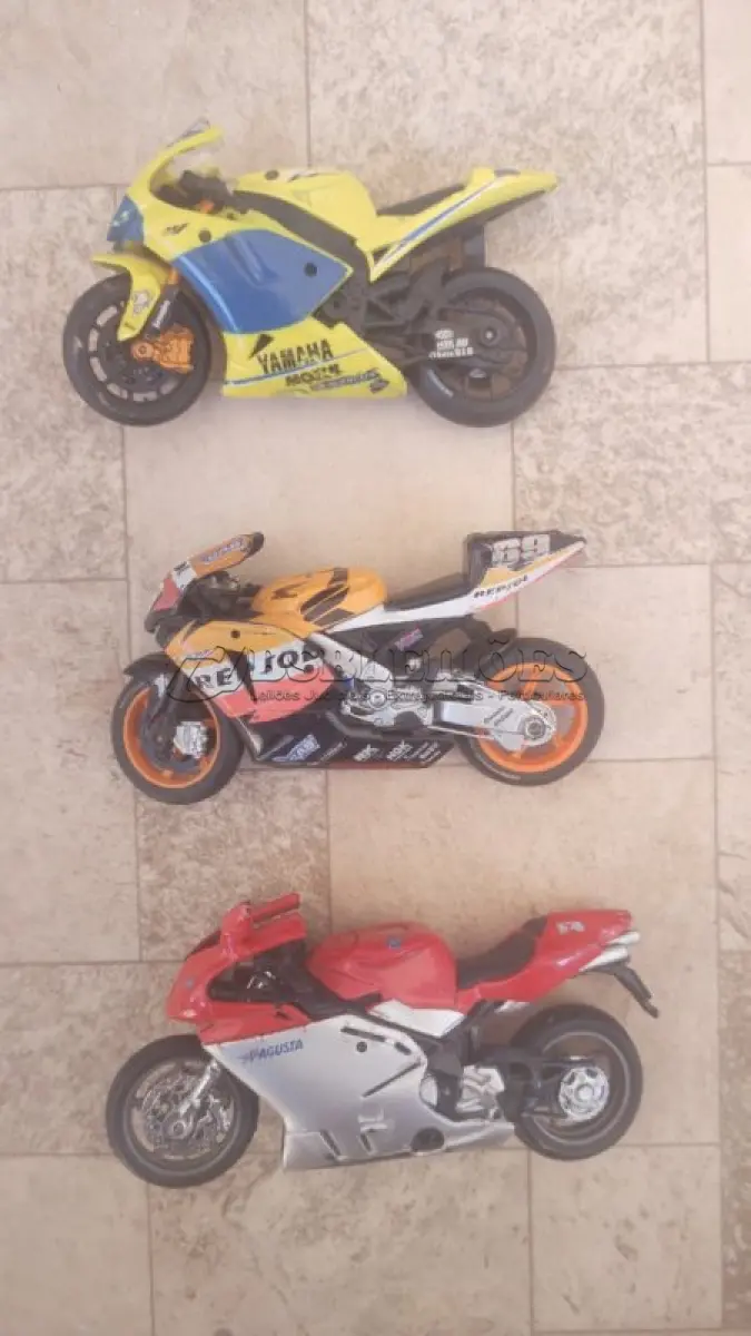 LOTE 182 - LOTE COM 3 MINIATURAS DE MOTOS DE COLEÇÃO. (NO ESTADO) ATENÇÃO! FAZER A VISITAÇÃO ANTES DE ARREMATAR, NÃO SABEMOS SE FUNCIONA, LEILÃO NÃO TEM GARANTIA E NEM DEVOLUÇÃO, SUJEITO A POSSÍVEIS AVARIAS VISÍVEIS/OCULTAS E/OU AUSÊNCIA DE COMPONENTES. (NO ESTADO) ATENÇÃO! FAZER A VISITAÇÃO ANTES DE ARREMATAR, NÃO SABEMOS SE FUNCIONA, LEILÃO NÃO TEM GARANTIA E NEM DEVOLUÇÃO, SUJEITO A POSSÍVEIS AVARIAS VISÍVEIS/OCULTAS E/OU AUSÊNCIA DE COMPONENTES.