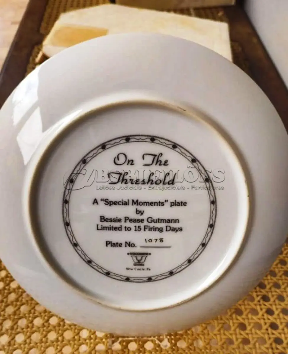 LOTE 326 - 01  PRATO "MOMENTOS ESPECIAIS" DE BESSIE PEASE GUTMANN. PRATO DE COLECIONADOR DE EDIÇÃO LIMITADA.PORCELANA FINA COM ACABAMENTO EM OURO 23 QUILATES. ACOMPANHA CERTIFICADO DE AUTENTICIDADE E CAIXA. ESTE É UM BELO PRATO INTITULADO "ON THE THRESHOLD", " EM PORTUGUES O LIMIAR"DE BESSIE PEASE GUTMANN. FOI FEITO PELA WOODMERE CHINA EM NEW CASTLE, PENSILVÂNIA. ESTÁ EM PERFEITAS CONDIÇÕES, SEM LASCAS, RACHADURAS OU ARRANHÕES. ESTE É UM PRATO DE EDIÇÃO LIMITADA, NUMERADO 1078 PRATO MEDE 23,2 CM DE DIÂMETRO.PEÇA COMPRADA EM GARAGEM DE ANTIGUIDADES NOS EUA. “SUPORTE PARA PRATO NÃO INCLUÍDO NESTA VENDA.” . (NO ESTADO) ATENÇÃO! FAZER A VISITAÇÃO ANTES DE ARREMATAR, NÃO SABEMOS SE FUNCIONA, LEILÃO NÃO TEM GARANTIA E NEM DEVOLUÇÃO, SUJEITO A POSSÍVEIS AVARIAS VISÍVEIS/OCULTAS E/OU AUSÊNCIA DE COMPONENTES.