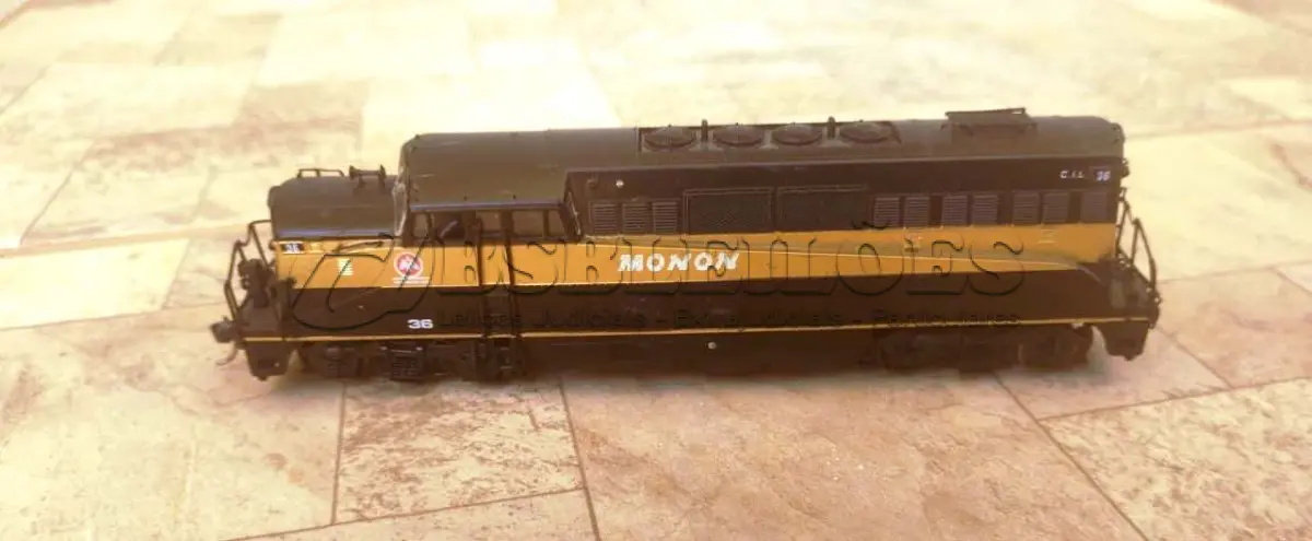 LOTE 188 - 01 LOCOMOTIVA A DIESEL MONON BL2 EMD EM ESCALA HO PROTO 2000 REALISTA, ITEM COMPRADO EM GARAGENS DOS EUA. (NO ESTADO) ATENÇÃO! FAZER A VISITAÇÃO ANTES DE ARREMATAR, NÃO SABEMOS SE FUNCIONA, LEILÃO NÃO TEM GARANTIA E NEM DEVOLUÇÃO, SUJEITO A POSSÍVEIS AVARIAS VISÍVEIS/OCULTAS E/OU AUSÊNCIA DE COMPONENTES.