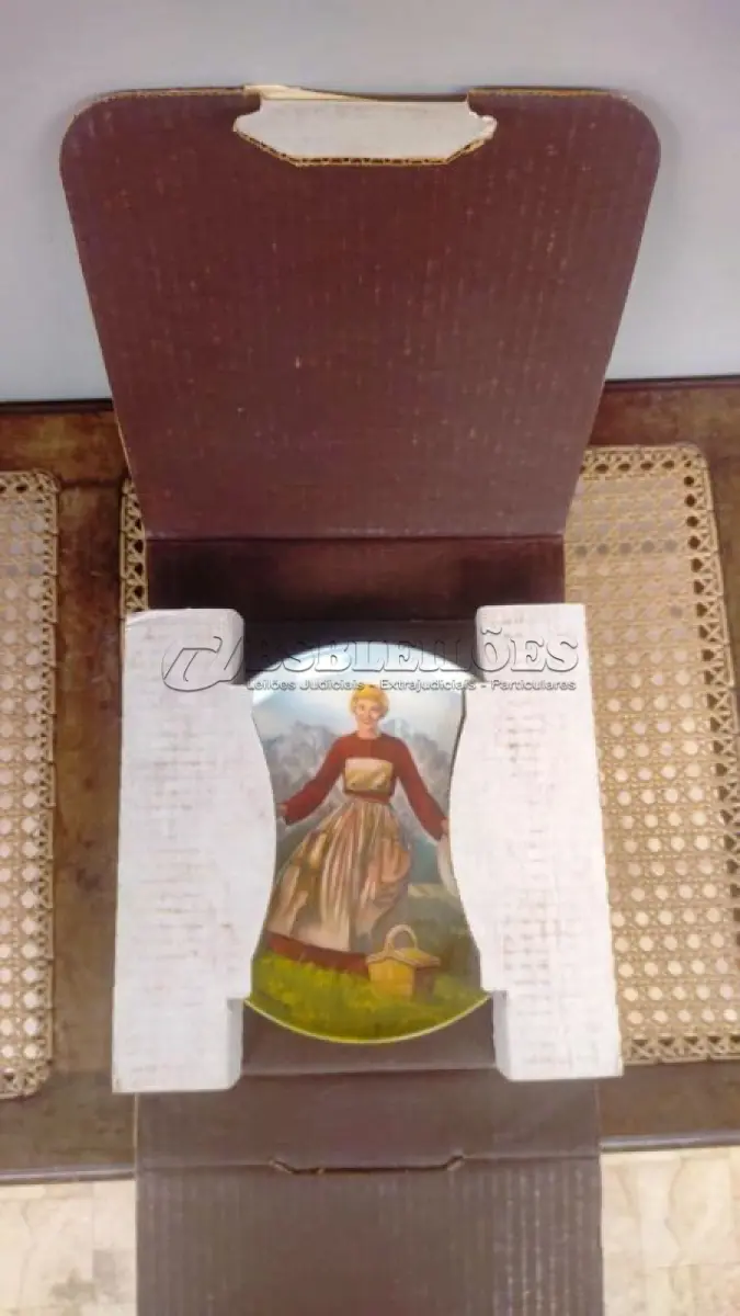 LOTE 333 - 01 BELO  PRATO DE COLECIONADOR É DA COLEÇÃO O SOM DE MUSSE "A NOVIÇA REBELDE", DE EDWIN M. KNOWLES, FABRICADO NA VIRGÍNIA OCIDENTAL EM 1986. PINTADO POR T. CRNKOVICH. POSSUI FORMATO REDONDO COM 21,5 CM DE DIÂMETRO. O DESIGN É INSPIRADO NO FILME MUSICAL "A NOVIÇA REBELDE" E É FEITO DE PORCELANA FINA. ESTE PRATO DE COLECIONADOR NUMERADO ESTÁ EM ÓTIMO ESTADO. NÃO VEJO DEFEITOS. O PRATO NÃO POSSUI EMBALAGEM OU DOCUMENTAÇÃO ORIGINAL. ESTRITAMENTE LIMITADO AS VENDAS UM PERÍODO DE QUEIMA  150 DIAS LOGO APÓS FOI FECHADO NÃO LANÇARAM MAIS . PLACA NÚMERO 17370N,NÚMERO BRADEX: 84-K41-18.1.PEÇA COMPRADA EM GARAGEM DE ANTIGUIDADES NOS EUA. SUPORTE PARA PRATO NÃO INCLUÍDO NESTA VENDA. (NO ESTADO) ATENÇÃO! FAZER A VISITAÇÃO ANTES DE ARREMATAR, NÃO SABEMOS SE FUNCIONA, LEILÃO NÃO TEM GARANTIA E NEM DEVOLUÇÃO, SUJEITO A POSSÍVEIS AVARIAS VISÍVEIS/OCULTAS E/OU AUSÊNCIA DE COMPONENTES.