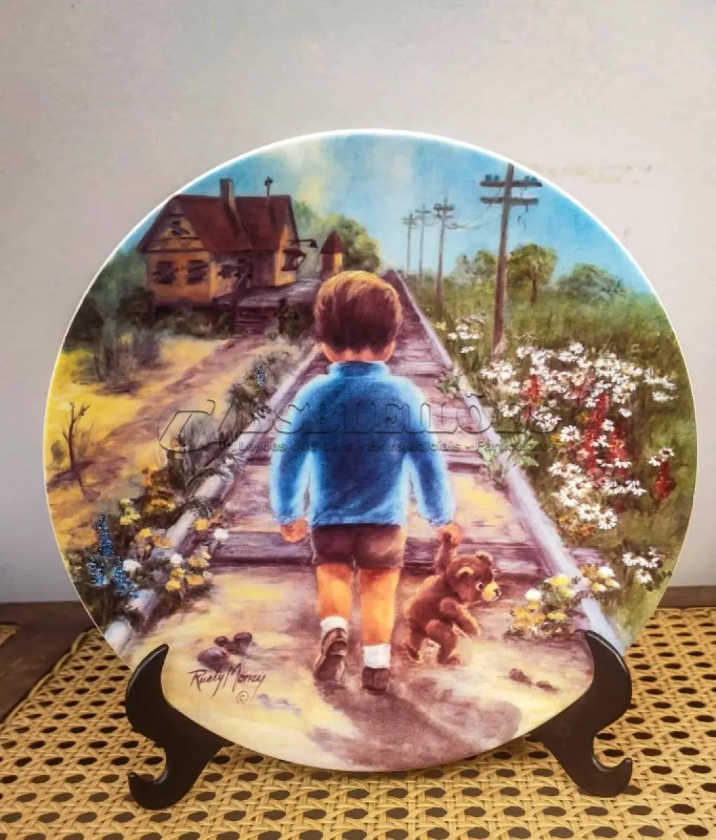 LOTE 276 - 01 PRATO VILETTA FINE CHINA "HOME BY LUNCH" "EM PORTUGUES CASA NO ALMOÇO" EDIÇÃO LIMITADA, 2º EDIÇÃO  DA SÉRIE "SEEMS LIKE YESTERDAY". FABRICADO POR R.J. ERNST ENTERPRISES INC., ARTE POR RUSTY MONEY. 21 CM DE DIÂMETRO. PERFEITO NA CAIXA. DA DÉCADA DE  1982. PRATO DE NUMERO, 827A. ESTÁ EM PERFEITAS CONDIÇÕES, NA CAIXA E COM CERTIFICADO. EDIÇÃO LIMITADA DE LANÇAMENTOS POR APENAS 10  DIAS DE VENDAS NOS EUA NA DÉCADA DE 80.ITEM COMPRADO EM GARAGEM DE ANTIGUIDADES NOS EUA. SUPORTE PARA PRATO NÃO INCLUÍDO NESTA VENDA. (NO ESTADO) ATENÇÃO! FAZER A VISITAÇÃO ANTES DE ARREMATAR, NÃO SABEMOS SE FUNCIONA, LEILÃO NÃO TEM GARANTIA E NEM DEVOLUÇÃO, SUJEITO A POSSÍVEIS AVARIAS VISÍVEIS/OCULTAS E/OU AUSÊNCIA DE COMPONENTES.