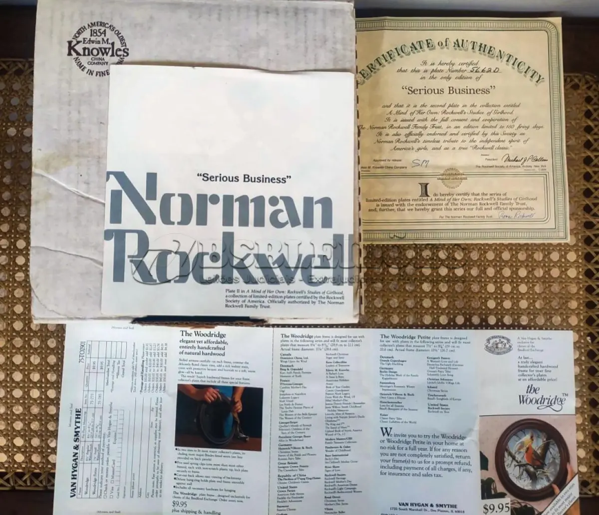 LOTE 279 - 01 LINDO PRATO COLECIONÁVEL VINTAGE DE NORMAN ROCKWELL. A SEGUNDA EDIÇÃO DE "A MIND OF HER OWN ROCKWELL'S STUDIES OF GIRLHOOD". - "SERIOUS BUSINESS" -  A CENA CAPTURA UMA JOVEM ARTISTA PINTANDO UM QUADRO. A ARTE NESTA PLACA FOI SELECIONADA E APROVADA PARA INCLUSÃO NESTA SÉRIE DE PLACAS PELO NORMAN ROCKWELL FAMILY TRUST, RECEBENDO SEU SELO DE ENDOSSO E AUTENTICAÇÃO. PINTADA POR NORMAN ROCKWELL EM 1922 E AGORA PRESERVADA EM PORCELANA FINA KNOWLES EM UMA EDIÇÃO ESTRITAMENTE LIMITADA A 150 DIAS DE QUEIMA. CERTIFICADA COMO UM VERDADEIRO CLÁSSICO ROCKWELL PELA ROCKWELL SOCIETY OF AMERICA. ESTA É OBVIAMENTE UMA JOVEM MUITO DETERMINADA. MEU PAI RESPEITAVA ESSA QUALIDADE. THOMAS ROKWELL BRADEX Nº 84-R70-9.2, PLACA NUMERADA 5662D, ILUSTRAÇÃO LINDAMENTE DETALHADA DE NORMAN ROCKWELL, PERFEITO PARA COLECIONADORES OU COMO PRESENTE,  IDEAL PARA EXIBIÇÃO EM PAREDE OU PRATELEIRA, ENRIQUEÇA SUA DECORAÇÃO OU COMECE UMA COLEÇÃO DE ARTE COM ESTA PEÇA ATEMPORAL. COM 21 CM DE DIAMETRO CAIXA E CERTIFICADO E FOLHETOS  ORIGINAIS.PEÇA COMPRADA EM GARAGEM DE ANTIGUIDADES NOS EUA. SUPORTE PARA PRATO NÃO INCLUÍDO NESTA VENDA. (NO ESTADO) ATENÇÃO! FAZER A VISITAÇÃO ANTES DE ARREMATAR, NÃO SABEMOS SE FUNCIONA, LEILÃO NÃO TEM GARANTIA E NEM DEVOLUÇÃO, SUJEITO A POSSÍVEIS AVARIAS VISÍVEIS/OCULTAS E/OU AUSÊNCIA DE COMPONENTES.
