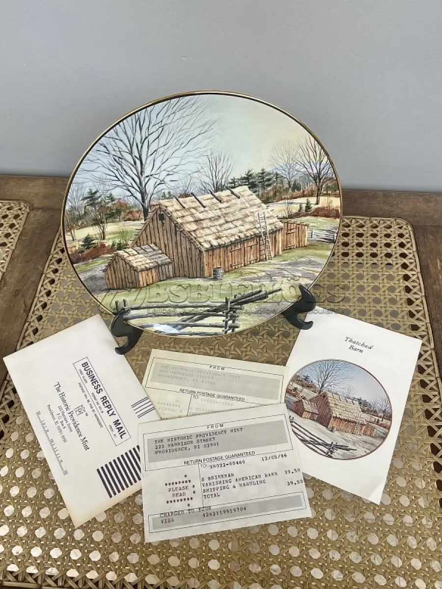 LOTE 293 - 01 RARO PRATO PORCELANA FRANCISCANA DA HISTORIC PROVIDENCE MINT WORLD PREMIER FIRST EDITION, DE 1983, DA SÉRIE THE VANISHING AMERICAN BARN, DA HARRIS HIEN, A SEGUNDA EDIÇÃO DA SÉRIE, INTITULADA "THATCHED BARN", NEW "ENGLAND BARN". O PRATO APRESENTA UMA REPRESENTAÇÃO ÚNICA, DETALHADA E COLORIDA DE UM TIPO DE CELEIRO AMERICANO, SITUADO EM UM CENÁRIO DE FAZENDA DE DIFERENTES REGIÕES DO PAÍS, COM DETALHES DOURADOS NA BORDA. ESTAMPADAS NA PARTE INFERIOR COM O NOME DA SÉRIE, TÍTULO, ASSINATURA IMPRESSA DO ARTISTA E A MARCA THE HISTORIC PROVIDENCE MINT, E MEDEM APROXIMADAMENTE 21,8 CM DE DIÂMETRO. EM EXCELENTE ESTADO, POSSUI A CAIXA ORIGINAL E OS DOCUMENTOS. COM CAIXA E CERTIFICADO E FOLHETOS  ORIGINAIS.PEÇA COMPRADA EM GARAGEM DE ANTIGUIDADES NOS EUA. SUPORTE PARA PRATO NÃO INCLUÍDO NESTA VENDA. (NO ESTADO) ATENÇÃO! FAZER A VISITAÇÃO ANTES DE ARREMATAR, NÃO SABEMOS SE FUNCIONA, LEILÃO NÃO TEM GARANTIA E NEM DEVOLUÇÃO, SUJEITO A POSSÍVEIS AVARIAS VISÍVEIS/OCULTAS E/OU AUSÊNCIA DE COMPONENTES.