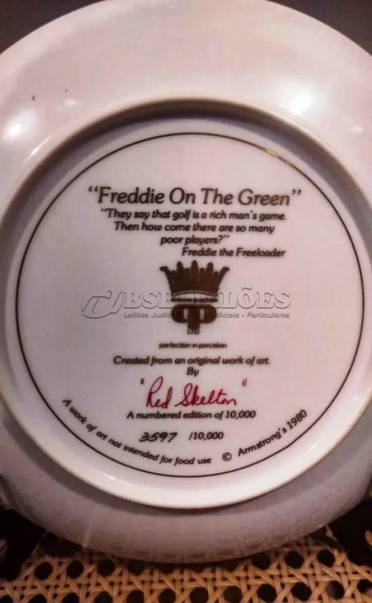 LOTE 268 - 01 RARO PRATO DE COLECIONADOR DE EDIÇÃO LIMITADA APRESENTA O ICÔNICO PERSONAGEM RED SKELETON, "ASSINADO À MÃO" FREDDIE, JOGANDO GOLFE "FREDDIE ON THE GREEN"  COM 21 CM DE DIÂMETRO, PEÇA  VINTAGE FOI FABRICADA NOS ESTADOS UNIDOS DURANTE A DÉCADA DE 1980 E ESTÁ EM EXCELENTES CONDIÇÕES. PERFEITA PARA QUALQUER ENTUSIASTA DO RED SKELETON, ITEM DE COLECIONADOR, ESTA PEÇA DECORATIVA ADICIONARÁ UM TOQUE DE HUMOR E NOSTALGIA A QUALQUER COLEÇÃO.  ITEM ÚNICO E DIFÍCIL DE ENCONTRAR, UNICO NOBRASIL APENAS 10 MIL PRATOS LANÇADOS NOS EUA. PRATO DE Nº 3597/10.000. ITEM COMPRADO EM GARAGEM DE ANTIGUIDADES NOS EUA. SUPORTE PARA PRATO NÃO INCLUÍDO NESTA VENDA. (NO ESTADO) ATENÇÃO! FAZER A VISITAÇÃO ANTES DE ARREMATAR, NÃO SABEMOS SE FUNCIONA, LEILÃO NÃO TEM GARANTIA E NEM DEVOLUÇÃO, SUJEITO A POSSÍVEIS AVARIAS VISÍVEIS/OCULTAS E/OU AUSÊNCIA DE COMPONENTES.
