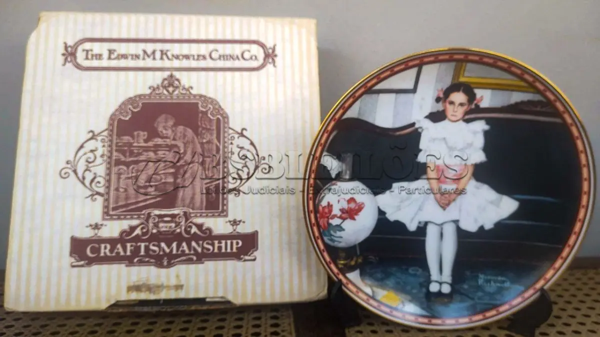 LOTE 137 - 01 RARO PRATO DE NORMAM ROCKWELL "SITTING PRETTY" É A PRIMEIRA EDIÇÃO DE "UMA MENTE PRÓPRIA", LANÇADO EM 1986. APROVADO PELA FAMÍLIA ROCKWELL E SOCIEDADE DA AMÉRICA E PRODUZIDO PELA KNOWLES CHINA. PRODUZIDO EM EDIÇÃO LIMITADA A 150 DIAS DE PRODUÇÃO. NUMERADO ​​E ASSINADO. TEM 21,5 CM DE LARGURA E ESTÁ EM EXCELENTE ESTADO. ACOMPANHA CAIXA ORIGINAL E CERTIFICADO DE AUTENTICIDADE. PRATO DE NÚMERO 2308C. PEÇA COMPRADA EM GARAGEM DE ANTIGUIDADES NOS EUA. SUPORTE PARA 01 PRATO NÃO INCLUÍDO NESTA VENDA. (NO ESTADO) ATENÇÃO! FAZER A VISITAÇÃO ANTES DE ARREMATAR, NÃO SABEMOS SE FUNCIONA, LEILÃO NÃO TEM GARANTIA E NEM DEVOLUÇÃO, SUJEITO A POSSÍVEIS AVARIAS VISÍVEIS/OCULTAS E/OU AUSÊNCIA DE COMPONENTES.