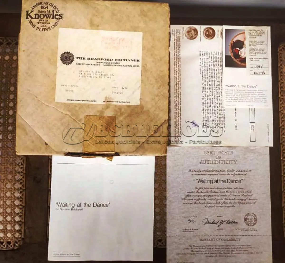 LOTE 193 - 01 RARO  PRATO VINTAGE DE COLECIONADOR DA BRADFORD EXCHANGE APRESENTA A ICÔNICA PINTURA DE NORMAN ROCKWELL "ESPERANDO NO BAILE". ESTÁ COM CERTIFICADO DE AUTENTICIDADE NOTAS DE COMPRAS DA ÉPOCA DATADA EM 12/07/1982 O PRATO TEM 21 CM DE DIÂMETRO E É FEITO DE PORCELANA COM UM DESIGN MULTICOLORIDO. FAZ PARTE DA COLEÇÃO MULHERES REDESCOBERTAS DE ROCKWELL E É UMA EDIÇÃO LIMITADA E NUMERADA.O PRATO FOI PRODUZIDO NO FINAL DO SÉCULO XX UTILIZANDO O ESTILO E A TÉCNICA DE PRODUÇÃO DE CERÂMICA ARTÍSTICA. FOI FABRICADO NOS ESTADOS UNIDOS E É UM COMPLEMENTO PERFEITO PARA QUALQUER COLEÇÃO DE PRATOS DECORATIVOS DE COLECIONADOR. O PRATO ESTÁ EM EXCELENTE ESTADO E SERIA UM ÓTIMO PRESENTE PARA QUALQUER FÃ DE NORMAN ROCKWELL OU DE PRATOS DE COLECIONADOR. O SUPORTE DO PRATO NÃO ESTÁ INCLUÍDO. (NO ESTADO) ATENÇÃO! FAZER A VISITAÇÃO ANTES DE ARREMATAR, NÃO SABEMOS SE FUNCIONA, LEILÃO NÃO TEM GARANTIA E NEM DEVOLUÇÃO, SUJEITO A POSSÍVEIS AVARIAS VISÍVEIS/OCULTAS E/OU AUSÊNCIA DE COMPONENTES.